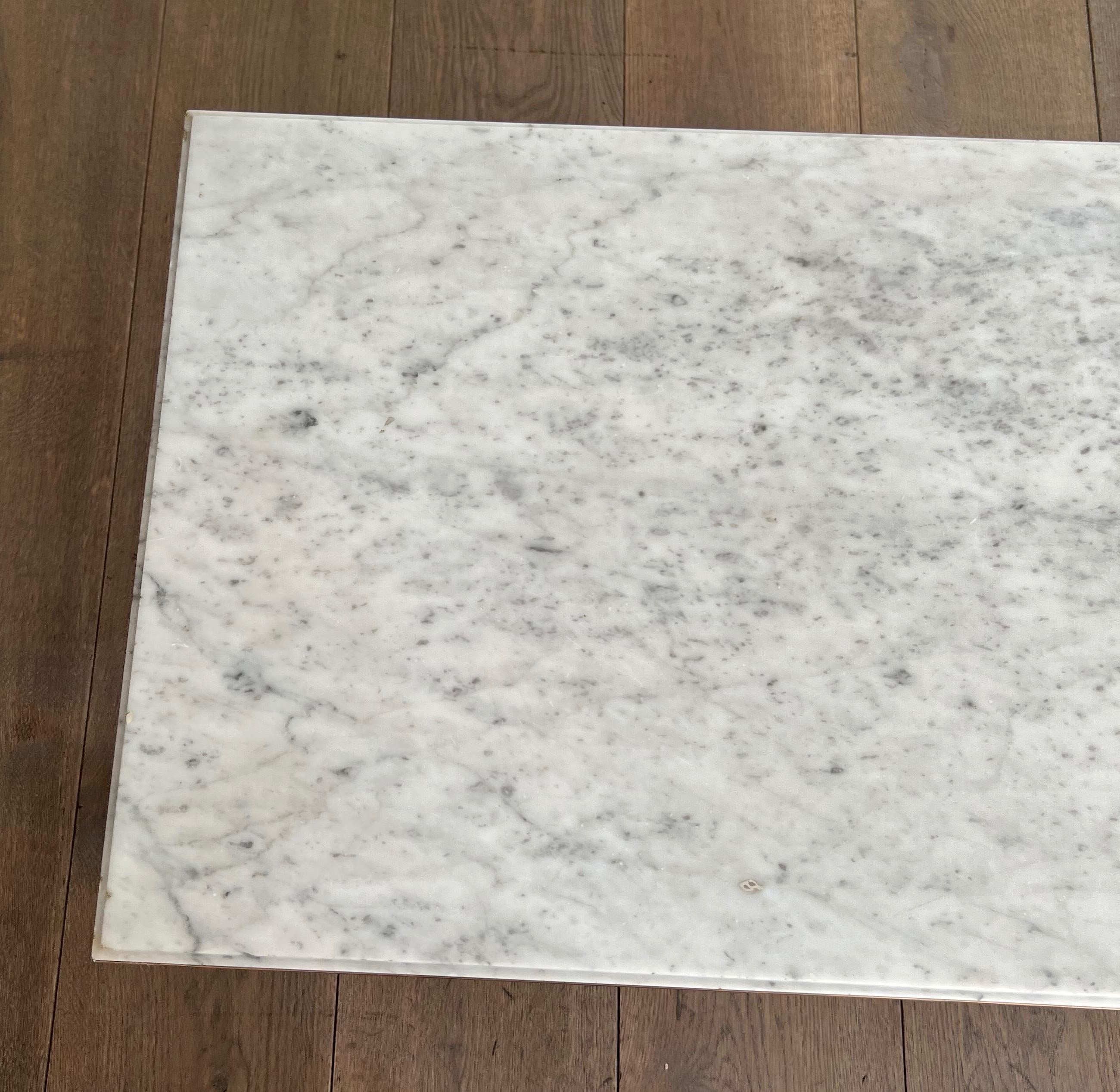 Table basse en laiton avec plateau en marbre par Maison Jansen en vente 6
