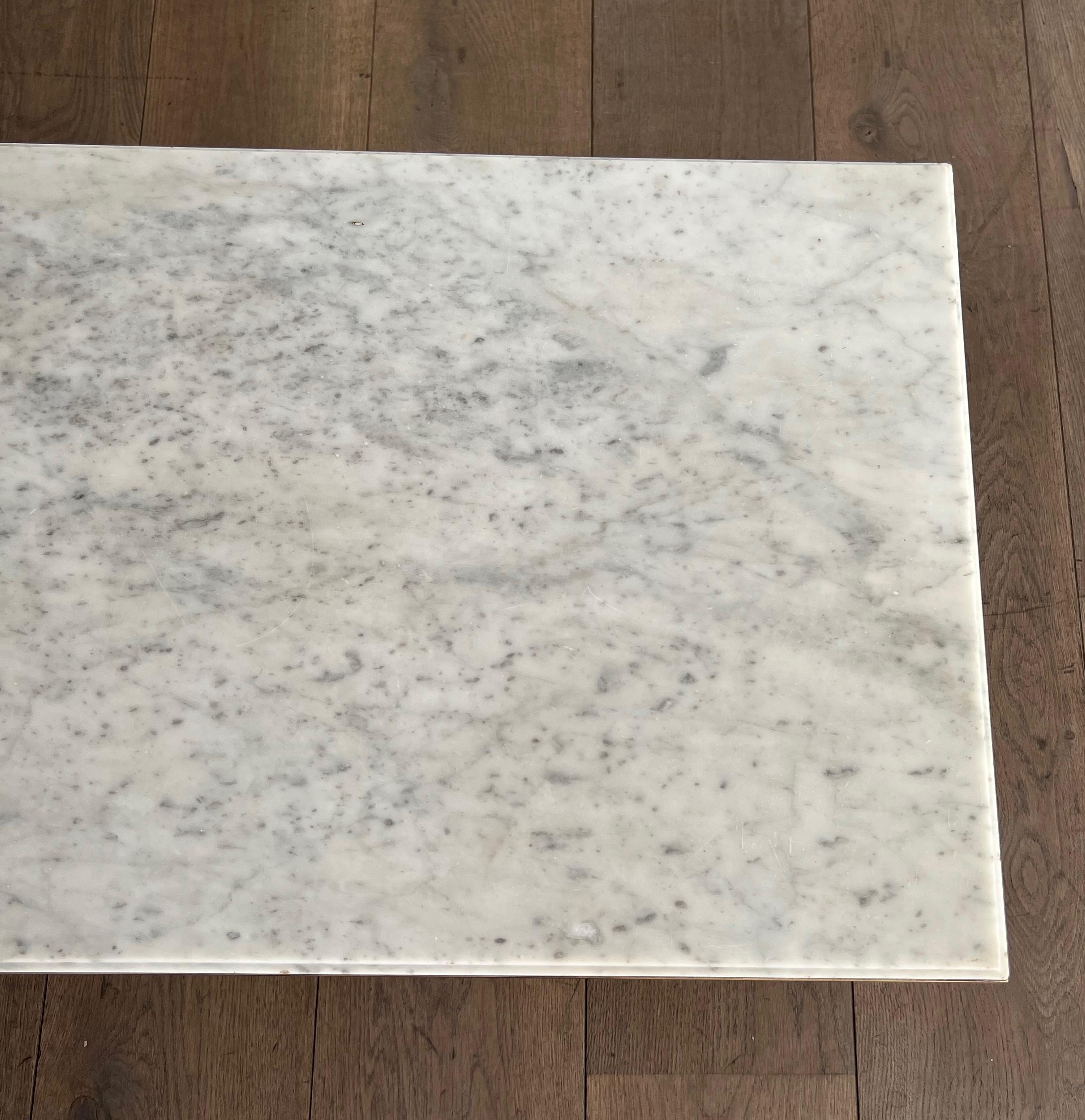 Table basse en laiton avec plateau en marbre par Maison Jansen en vente 8