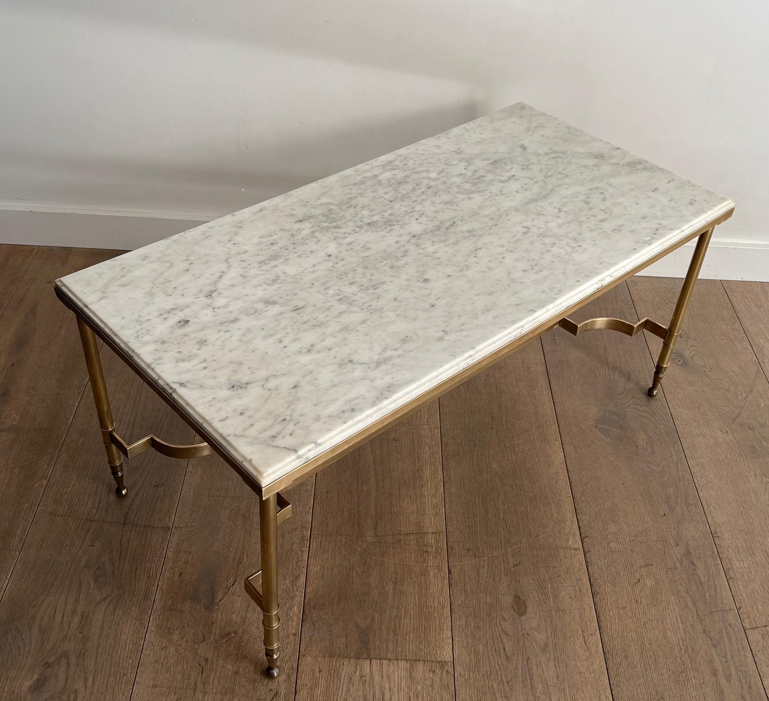 Néoclassique Table basse en laiton avec plateau en marbre par Maison Jansen en vente