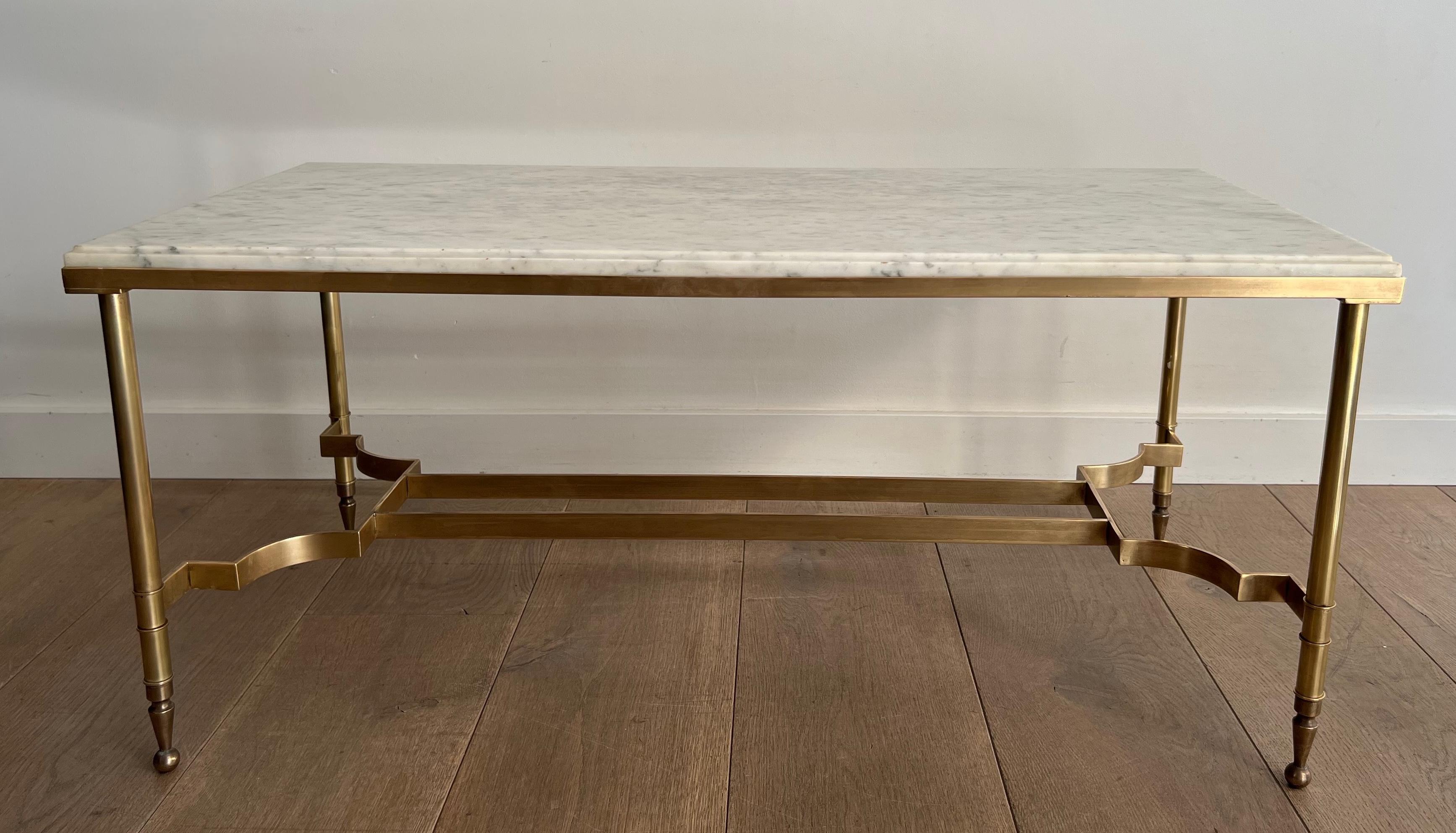 Français Table basse en laiton avec plateau en marbre par Maison Jansen en vente