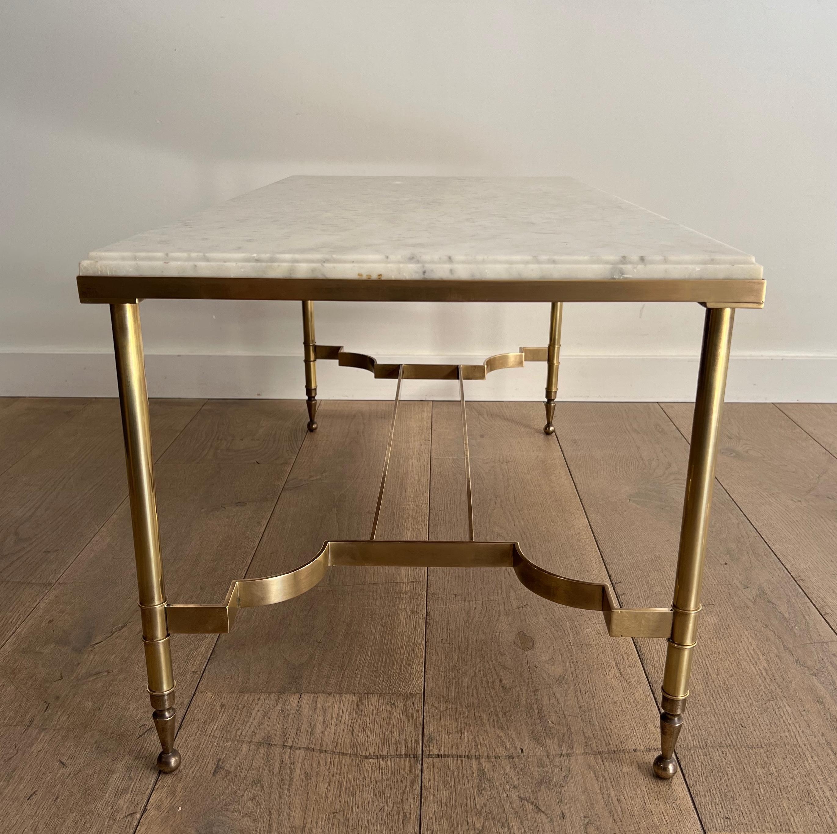 Milieu du XXe siècle Table basse en laiton avec plateau en marbre par Maison Jansen en vente