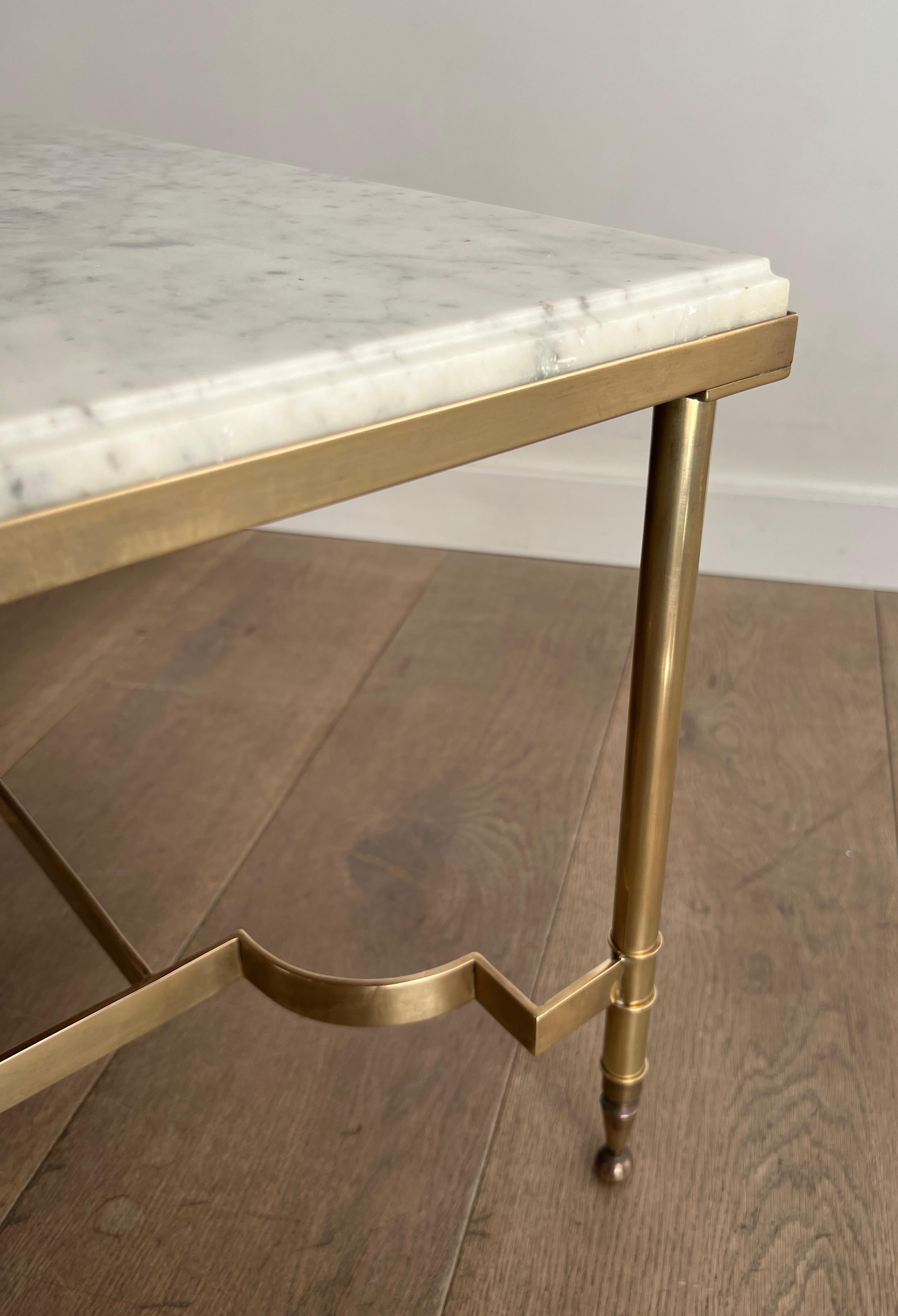 Table basse en laiton avec plateau en marbre par Maison Jansen en vente 1