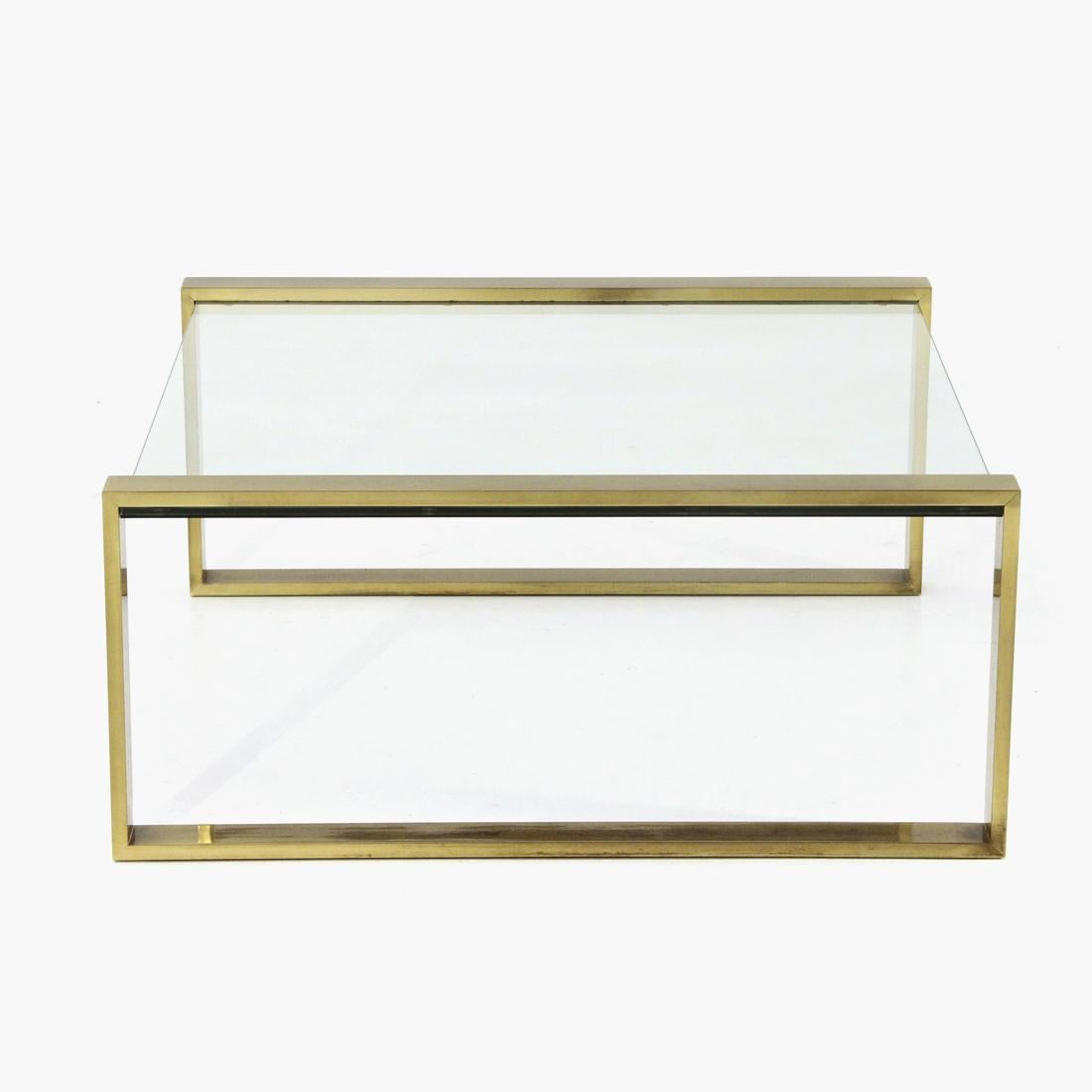 Italian-made coffee table made in the 1970s.
Side supports in brass.
Transparent glass top.
Good general conditions, some marks and halos due to normal use over time.

Dimensions: Length 80 cm, depth 83 cm, height 36 cm.
 