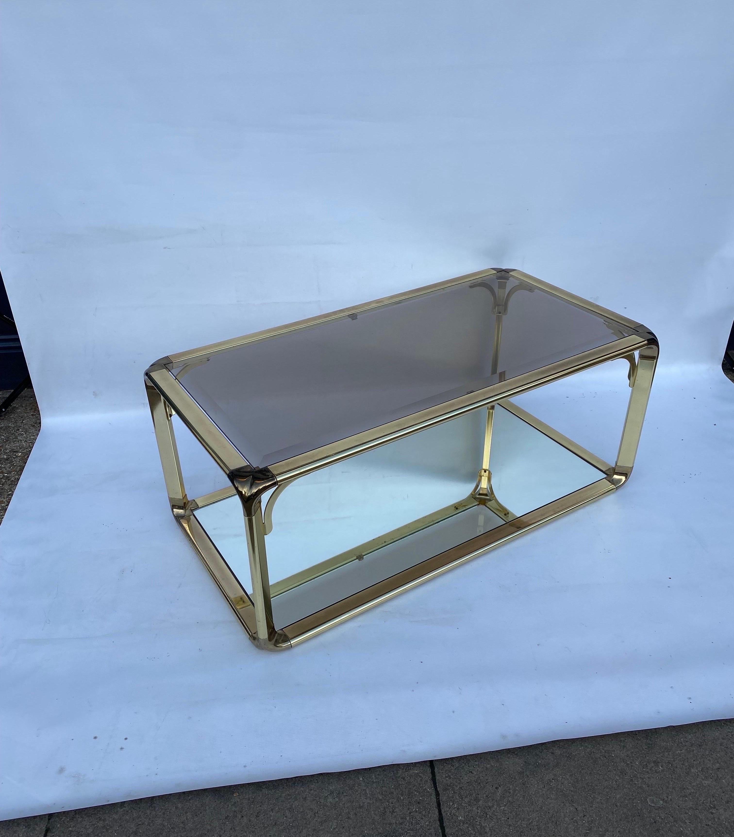 Mid-Century Modern Table basse à deux niveaux avec miroir en verre Hollywood Regency, années 1970, Italie en vente