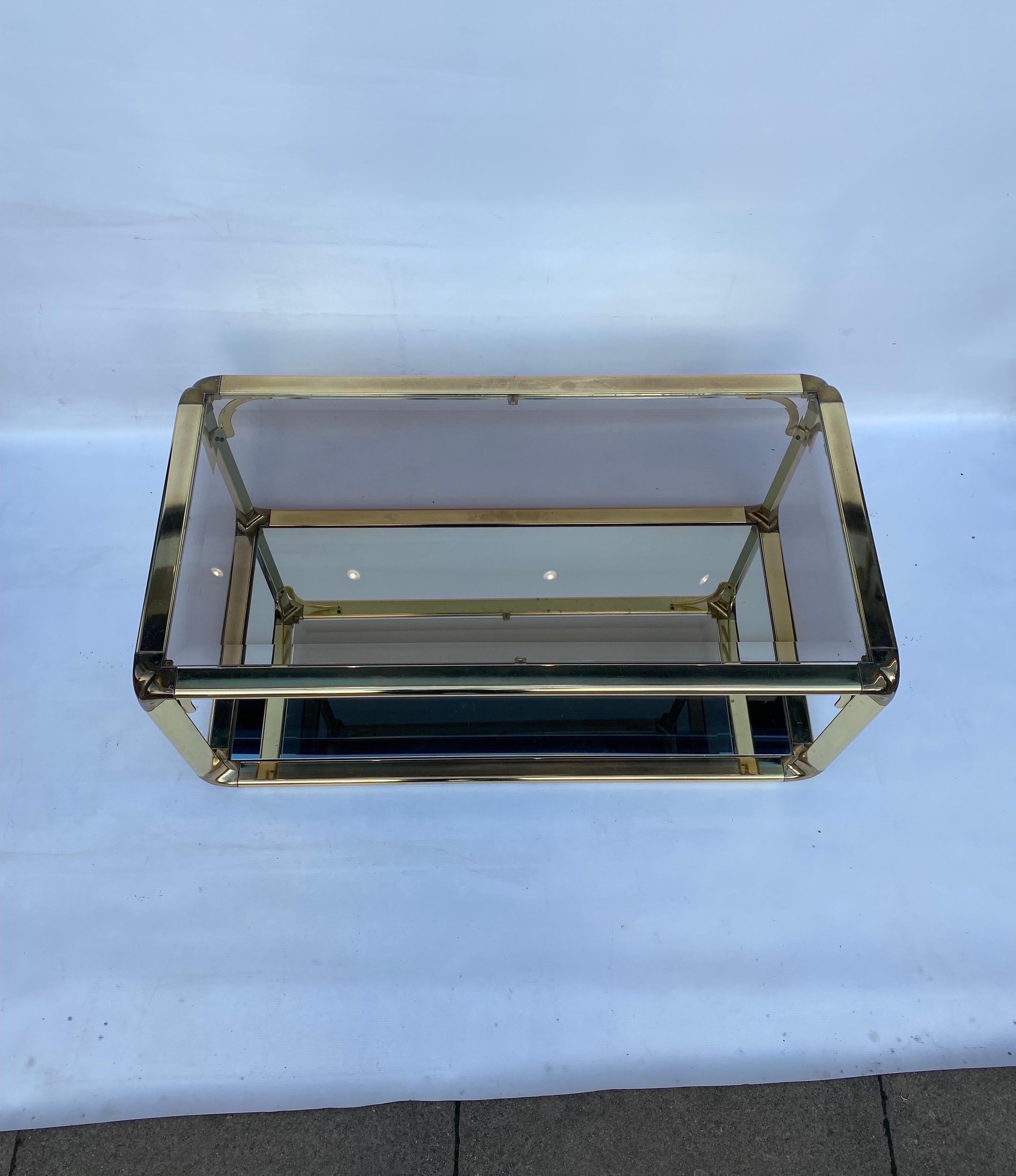 Métal Table basse à deux niveaux avec miroir en verre Hollywood Regency, années 1970, Italie en vente