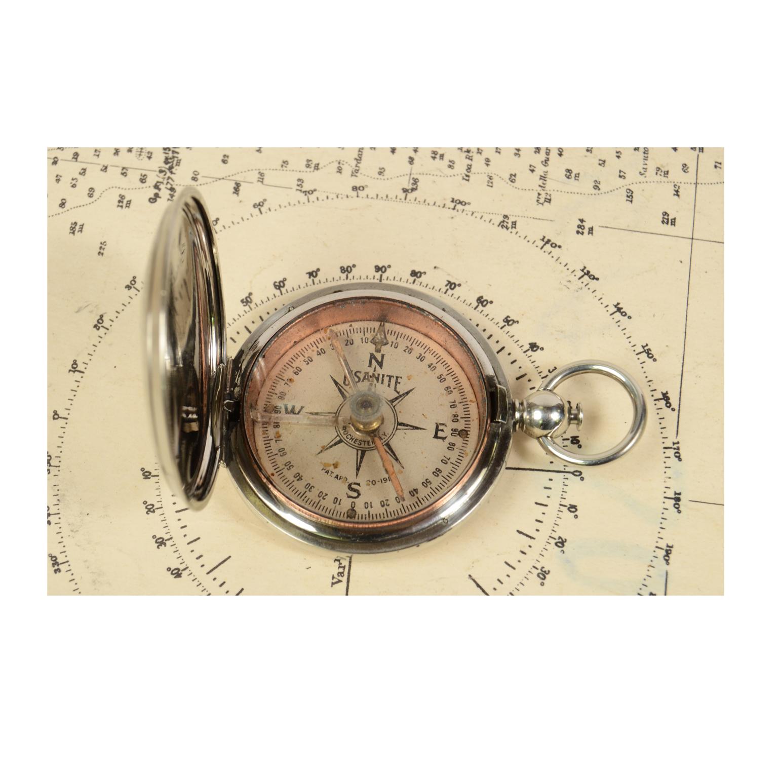 Small travel compass of chromed brass, supplied to the US army during the First World War, on the lid you read Eng: Dept U.S.A. 1918, in the shape of a pocket watch, an instrument consisting of a magnetized needle free to rotate on a horizontal