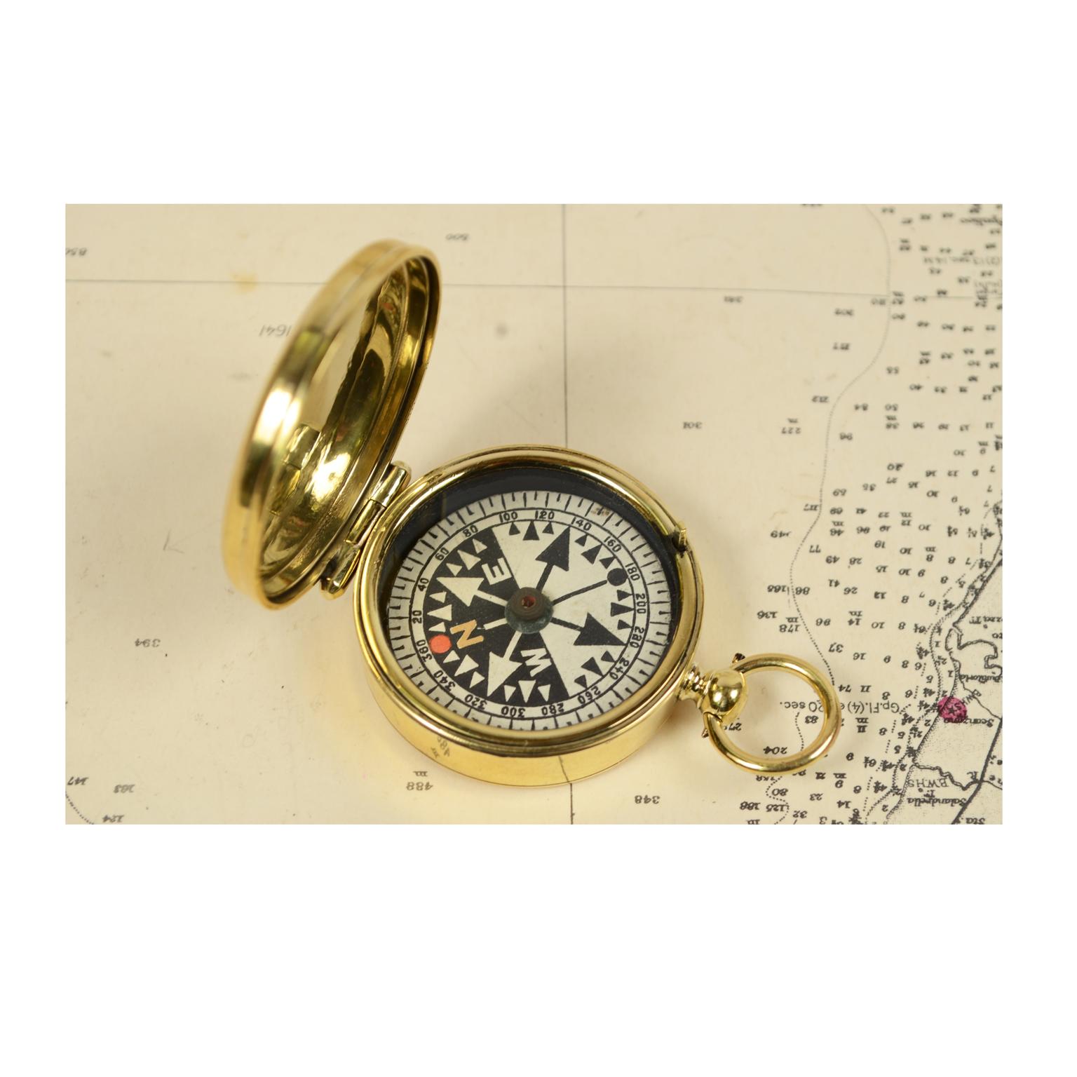 Nautical pocket compass made of turned brass signed Lawrence & Mayo London from the early 1900s. The compass is complete with cover, compass card lock and chain ring. Eight winds compass card on paper complete with goniometric circle. In excellent