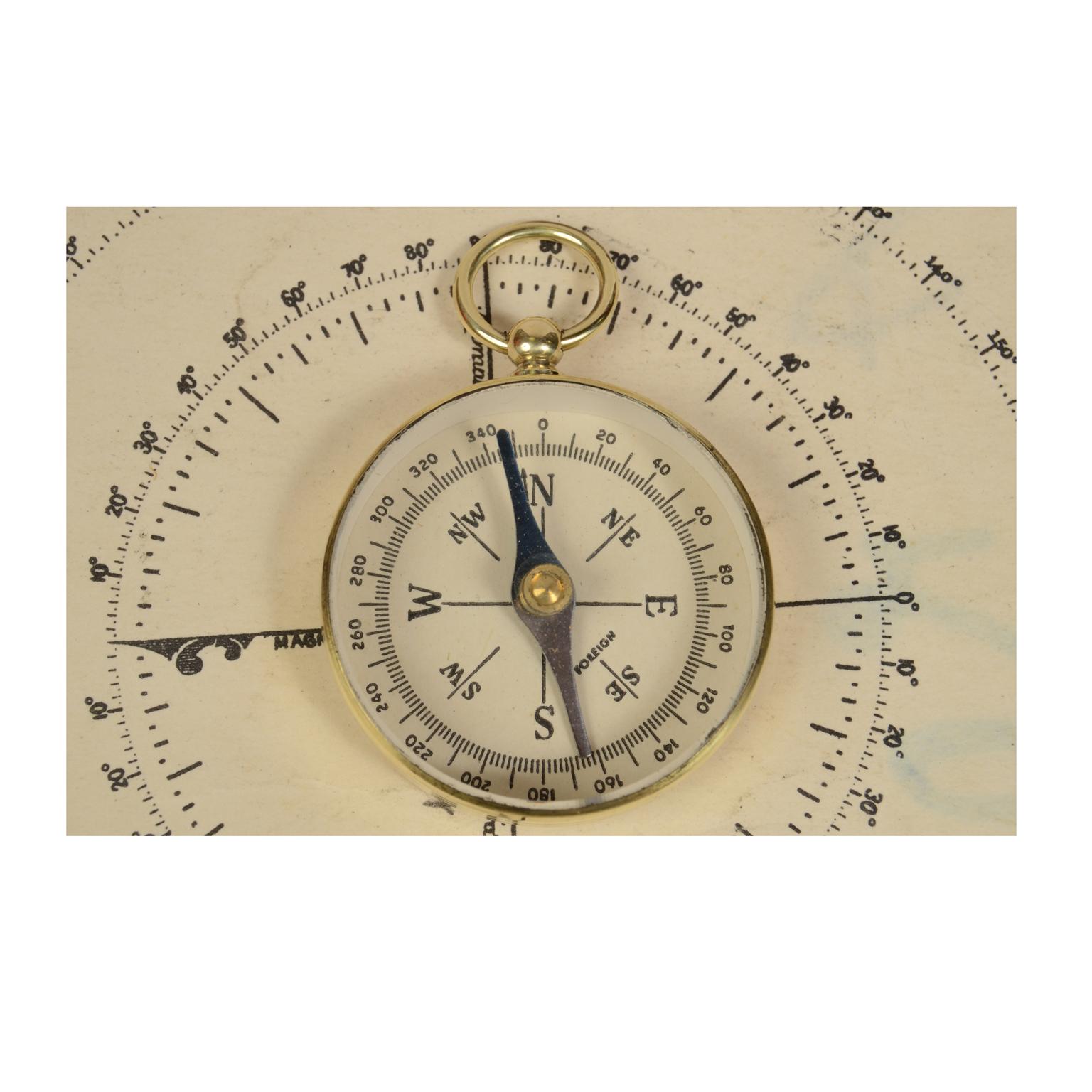 Small brass travel compass, eight winds compass card on paper complete with goniometric circle. English manufacture from the 1930s. Excellent condition, fully functional. Diameter cm 3.5, thickness cm 1. 
Shipping is insured by Lloyd's London; our