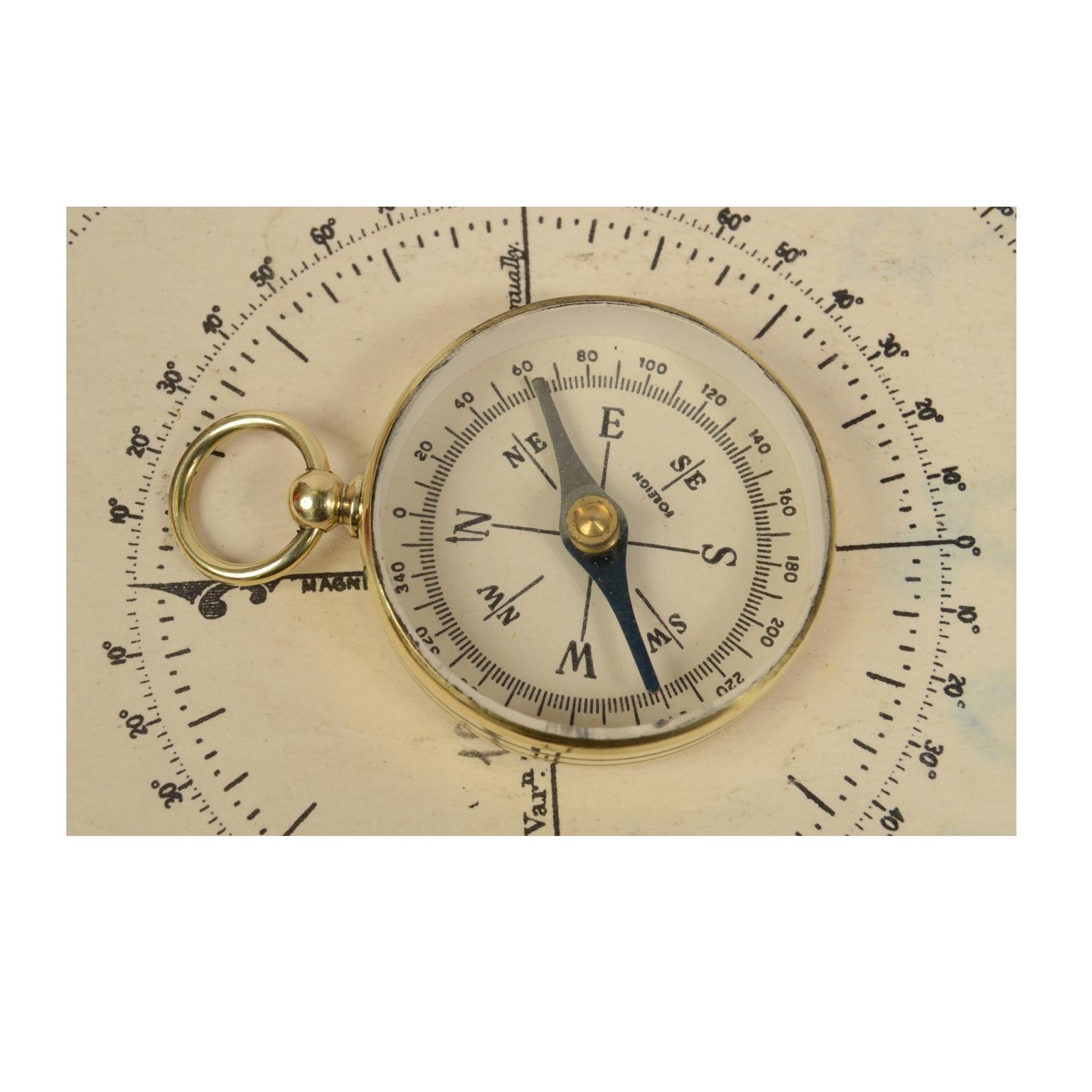 1930s Made in UK Small Brass Pocket Compass Antique Scientific instrument In Good Condition In Milan, IT