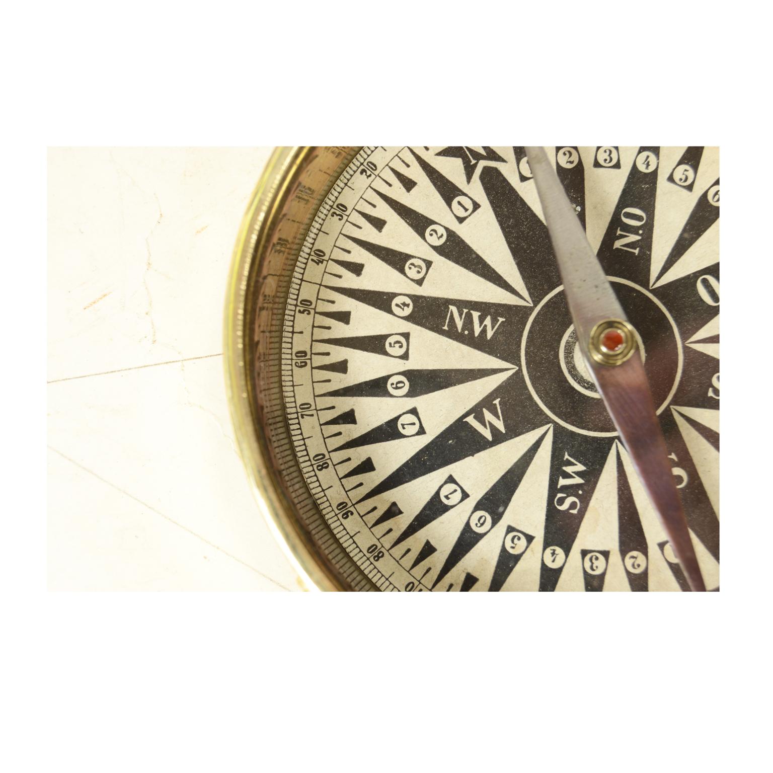 Laiton Ancienne boussole topographique en laiton magnétique du XIXe siècle avec cercle géométrique