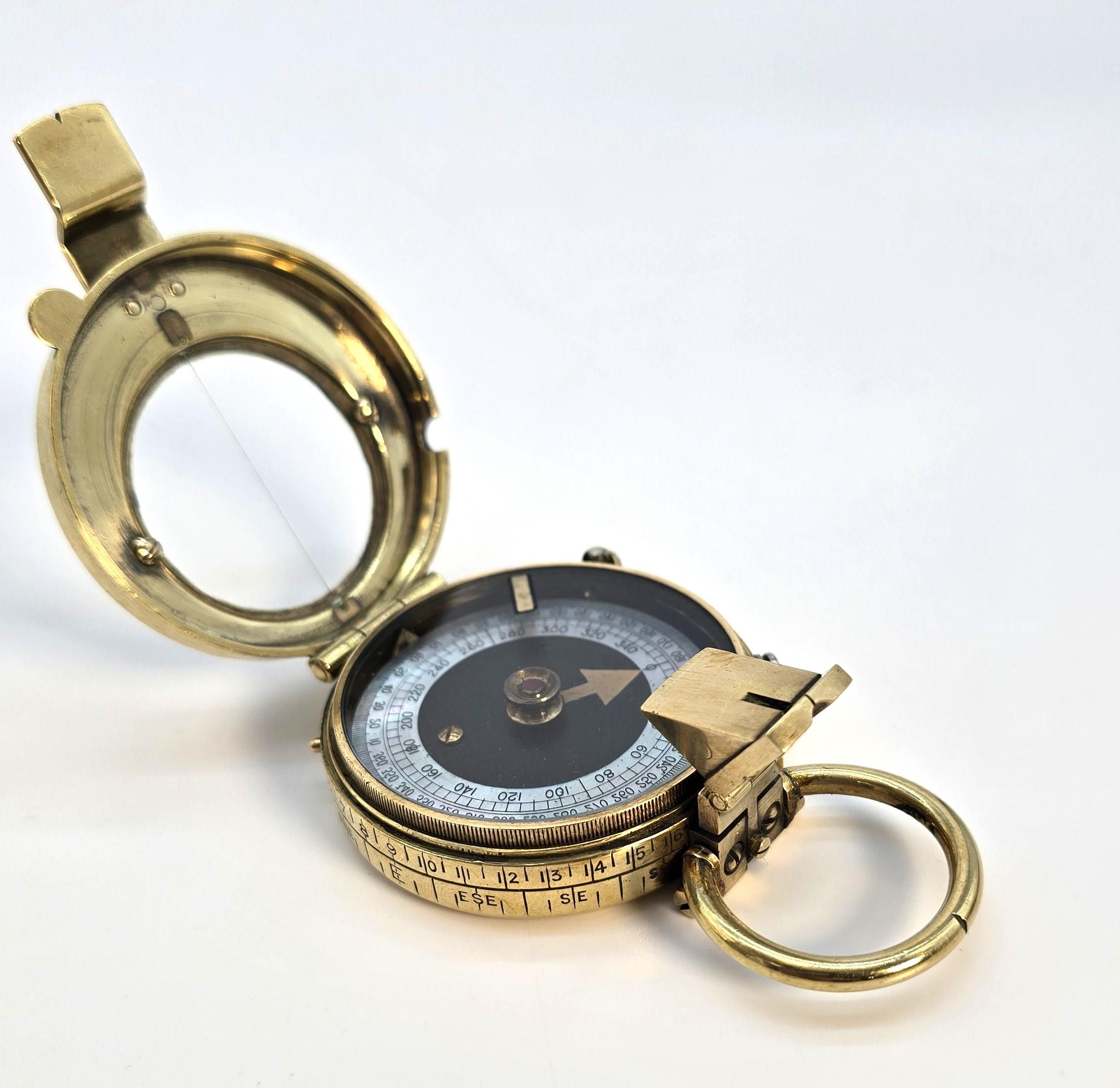 Ce superbe exemple de boussole en laiton lourde et pliante du début du XXe siècle est d'un type et d'un design souvent remis aux officiers pendant la Première Guerre mondiale.

Ce bel exemple ne porte pas de marque militaire et semble être d'une