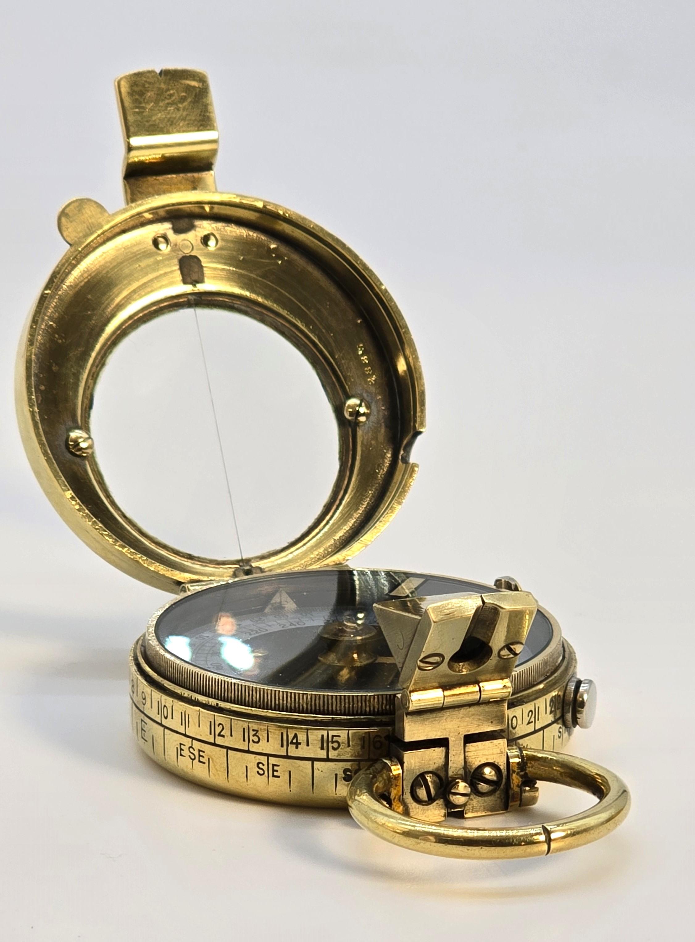 Autre Boussole en laiton avec cadran en nacre de la période de la Première Guerre mondiale, Angleterre vers 1914 en vente