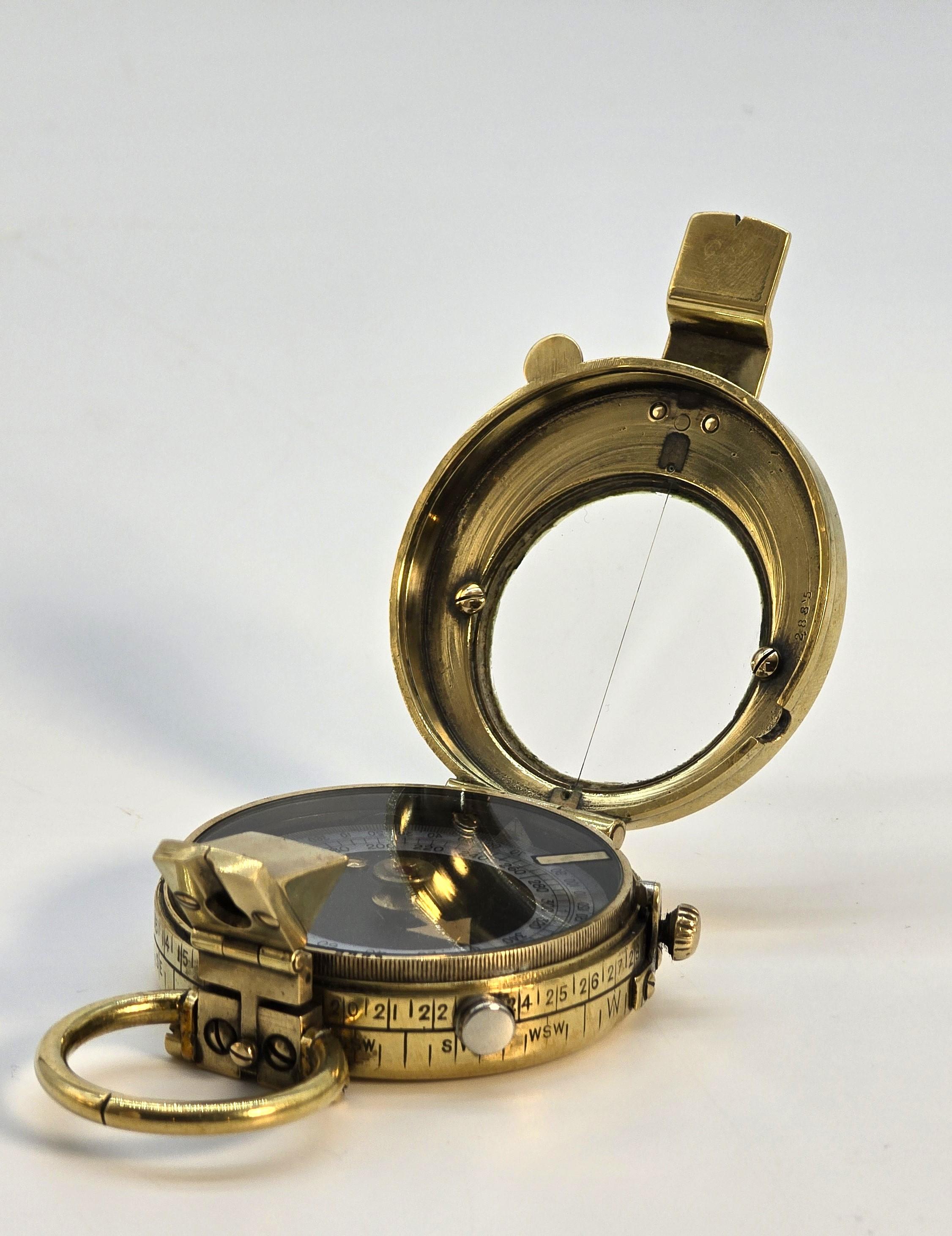 Britannique Boussole en laiton avec cadran en nacre de la période de la Première Guerre mondiale, Angleterre vers 1914 en vente