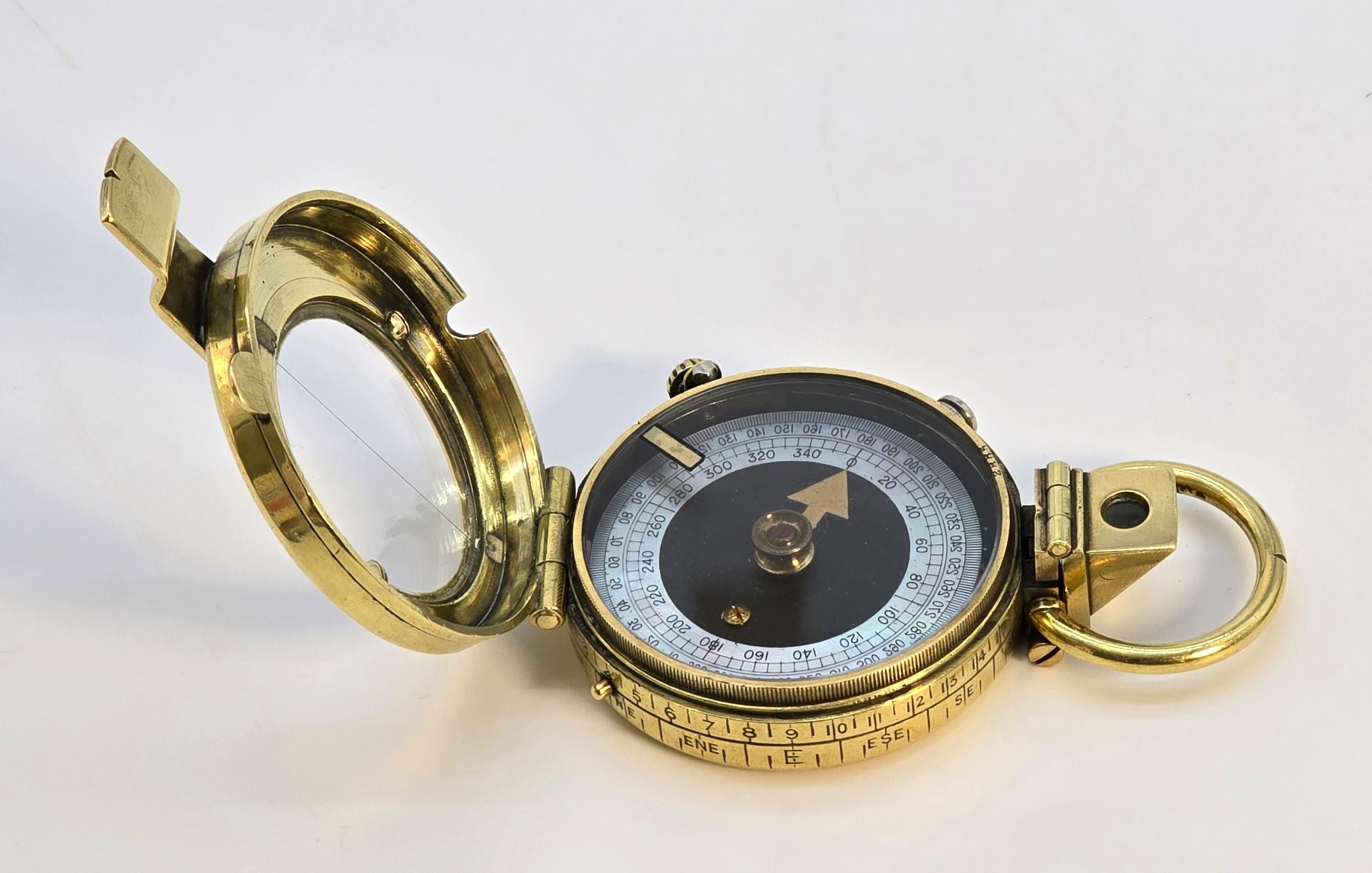 Boussole en laiton avec cadran en nacre de la période de la Première Guerre mondiale, Angleterre vers 1914 Bon état - En vente à Central England, GB