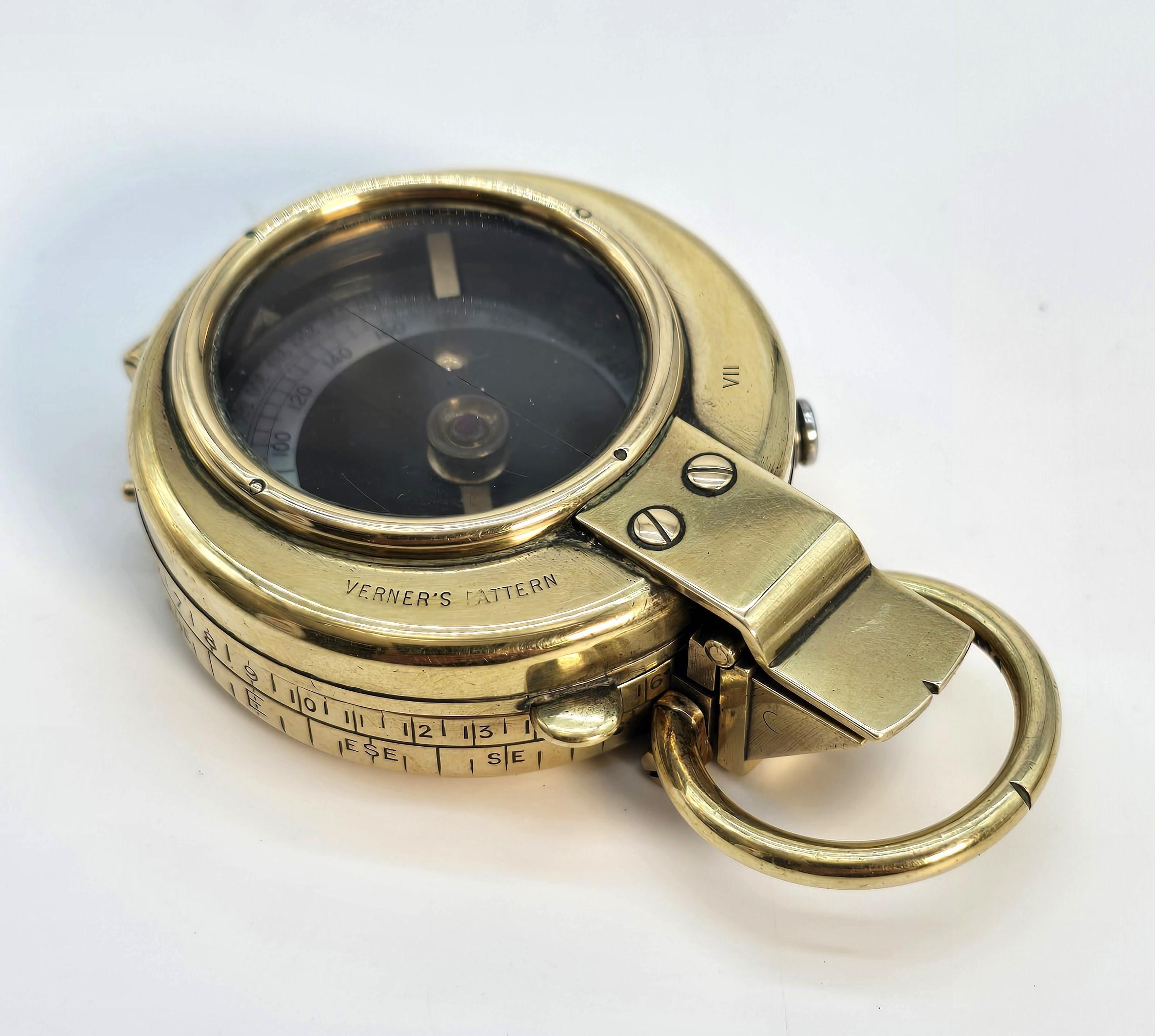 Boussole en laiton avec cadran en nacre de la période de la Première Guerre mondiale, Angleterre vers 1914 en vente 1