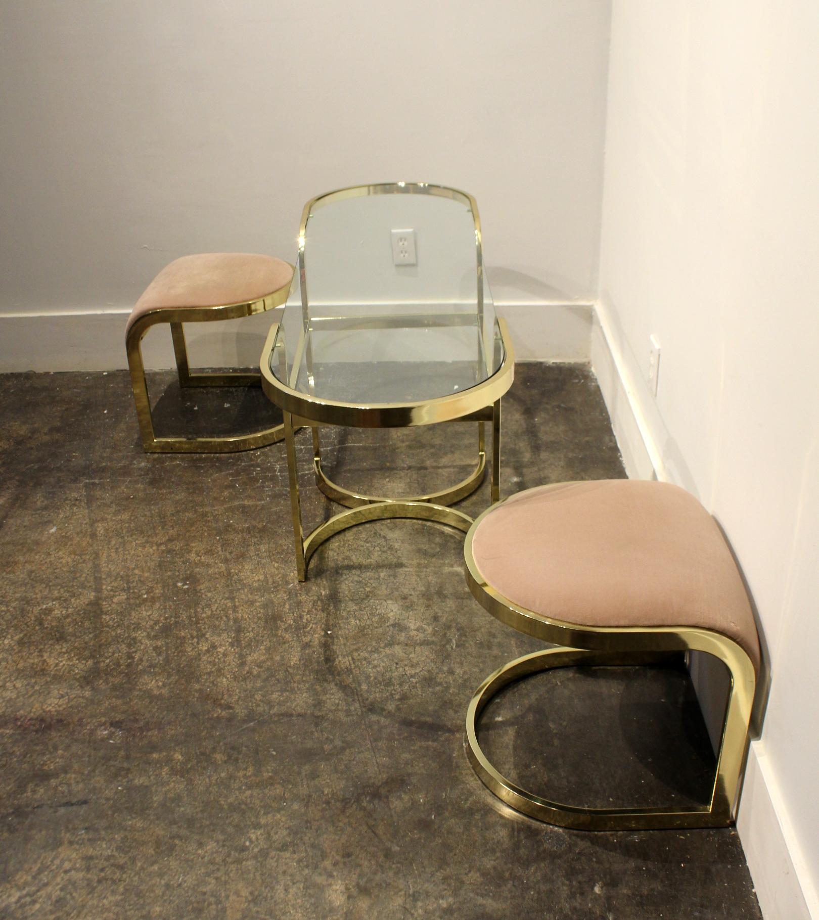 Brass Console Cafe Table with Pink Chairs by DIA Design Institute of America (amerikanisch) im Angebot
