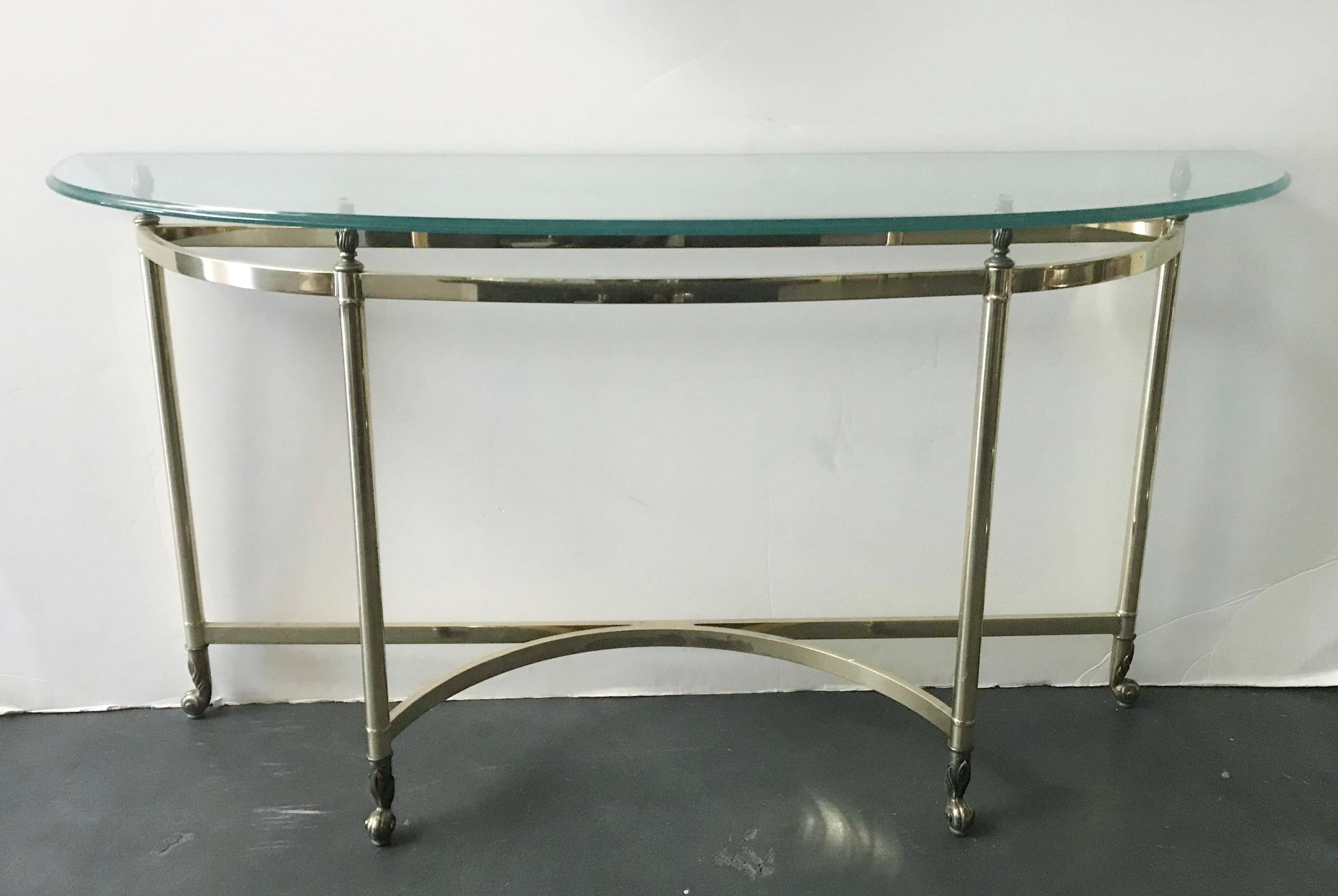 Consola vintage con tapa gruesa de cristal biselado y marco de latón macizo con detalles ornamentales, fabricada en EE.UU., hacia la década de 1970
Medidas: Anchura 54 pulgadas, profundidad 16 pulgadas, altura 28 pulgadas.
¡¡1 disponible en stock en