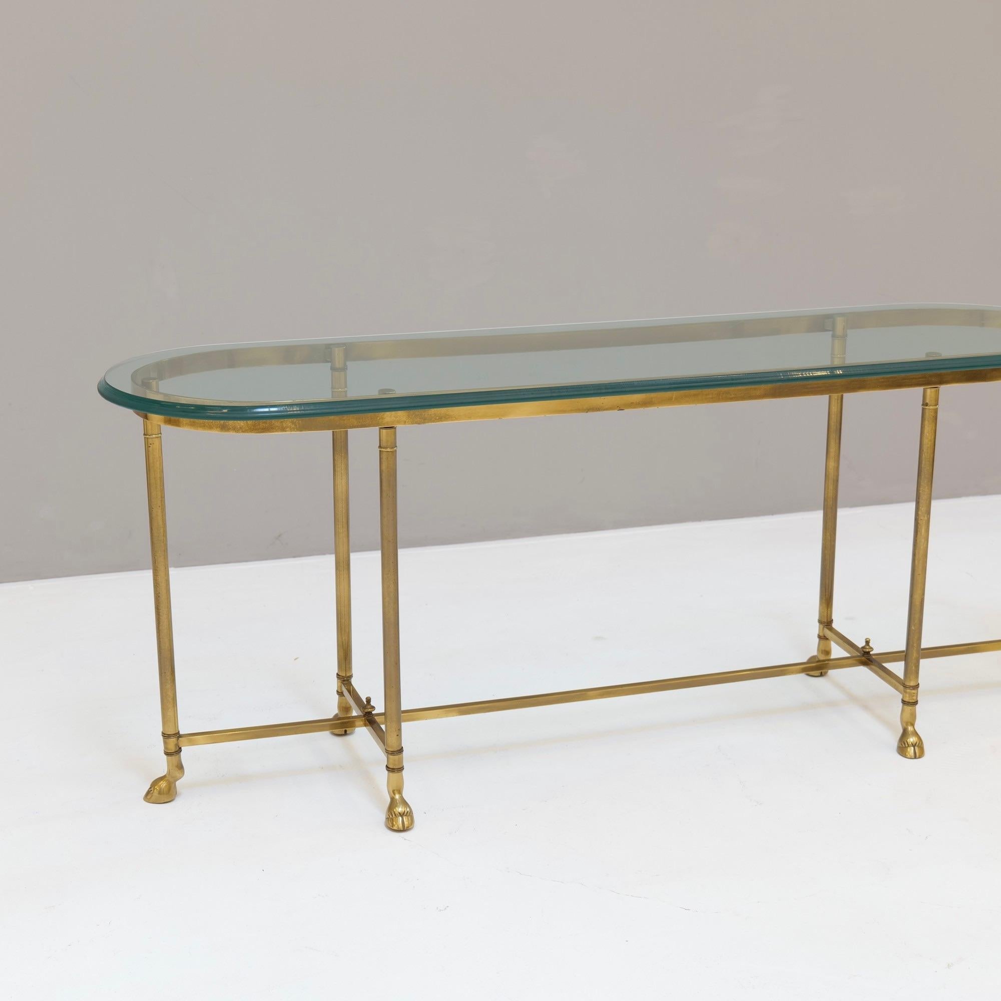 Hollywood Regency Table console en laiton avec verre profilé et sabots en laiton La Barge en vente