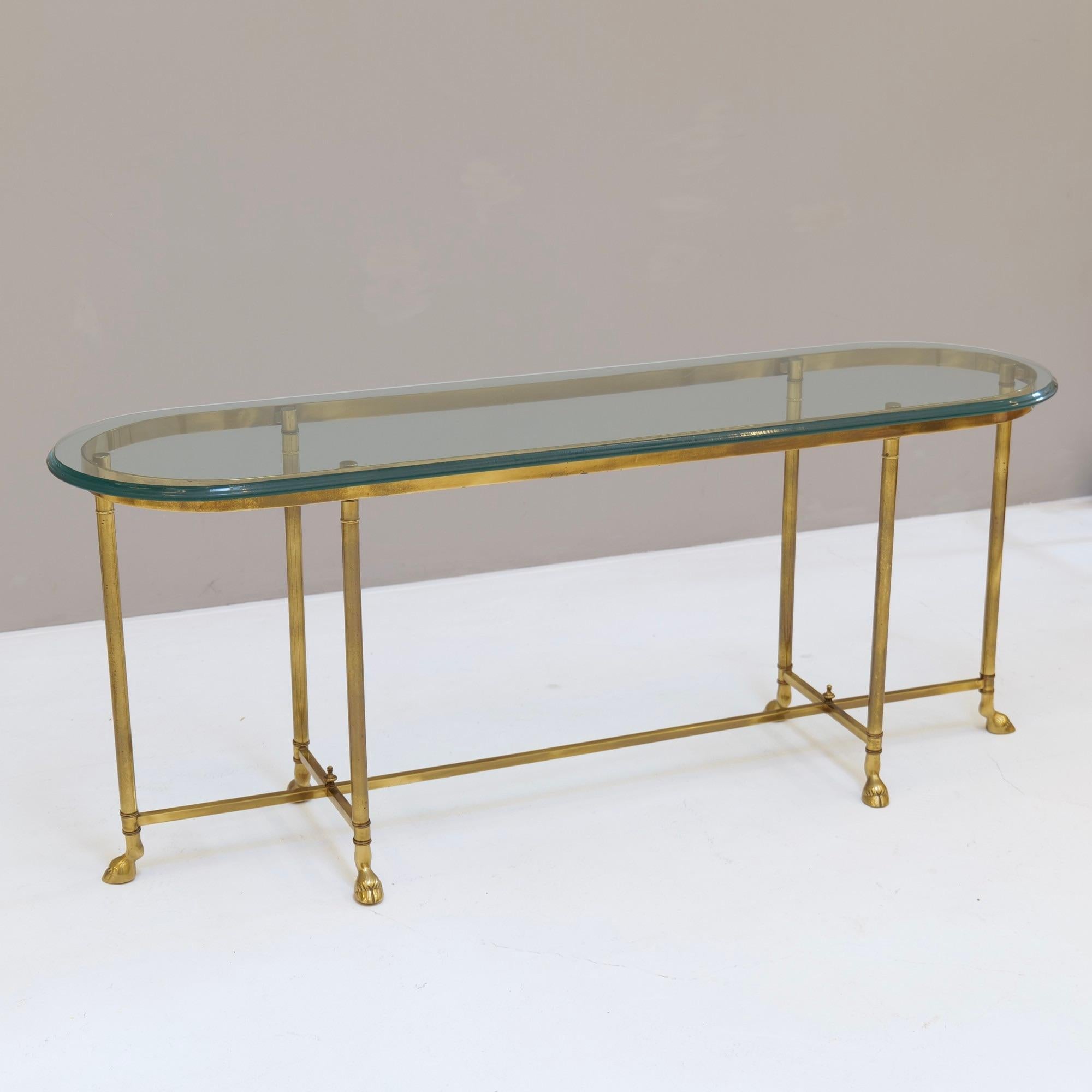 Allemand Table console en laiton avec verre profilé et sabots en laiton La Barge en vente