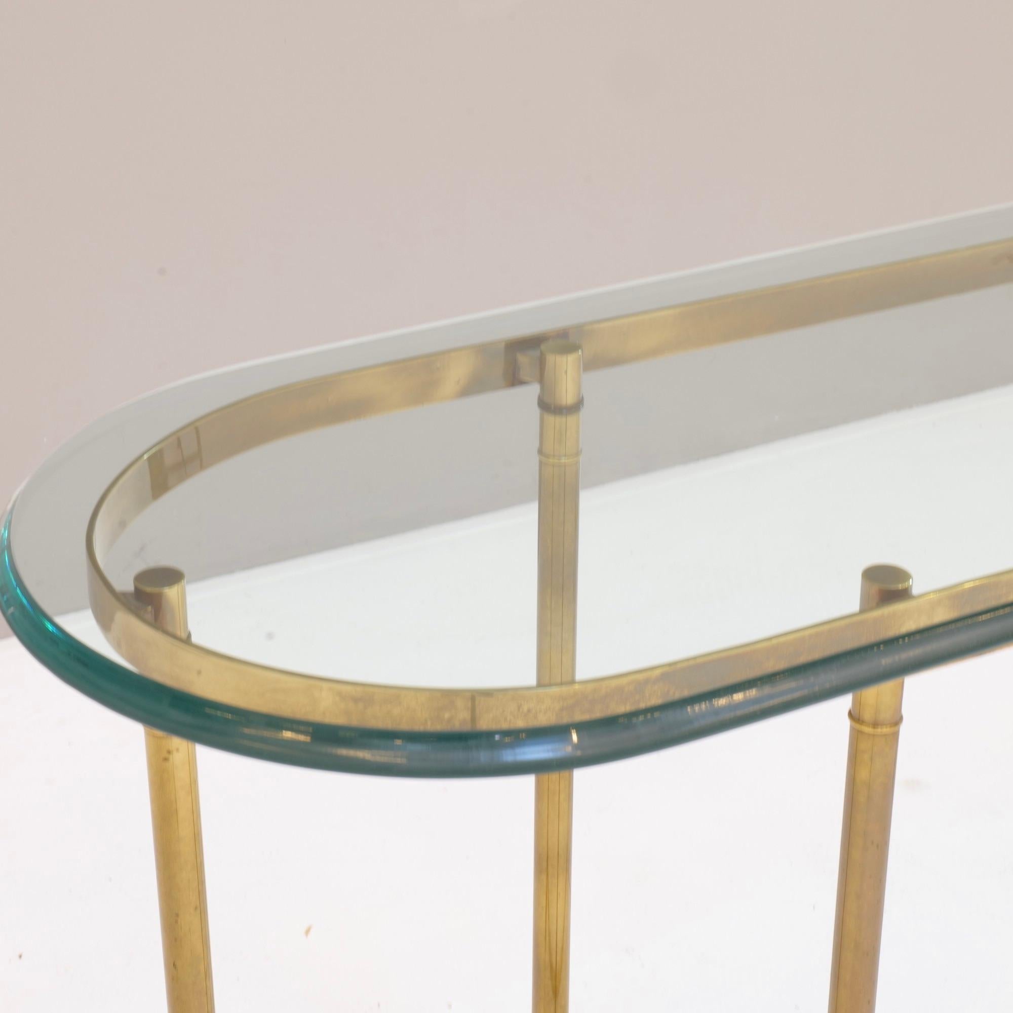 Table console en laiton avec verre profilé et sabots en laiton La Barge Bon état - En vente à Saarbrücken, SL