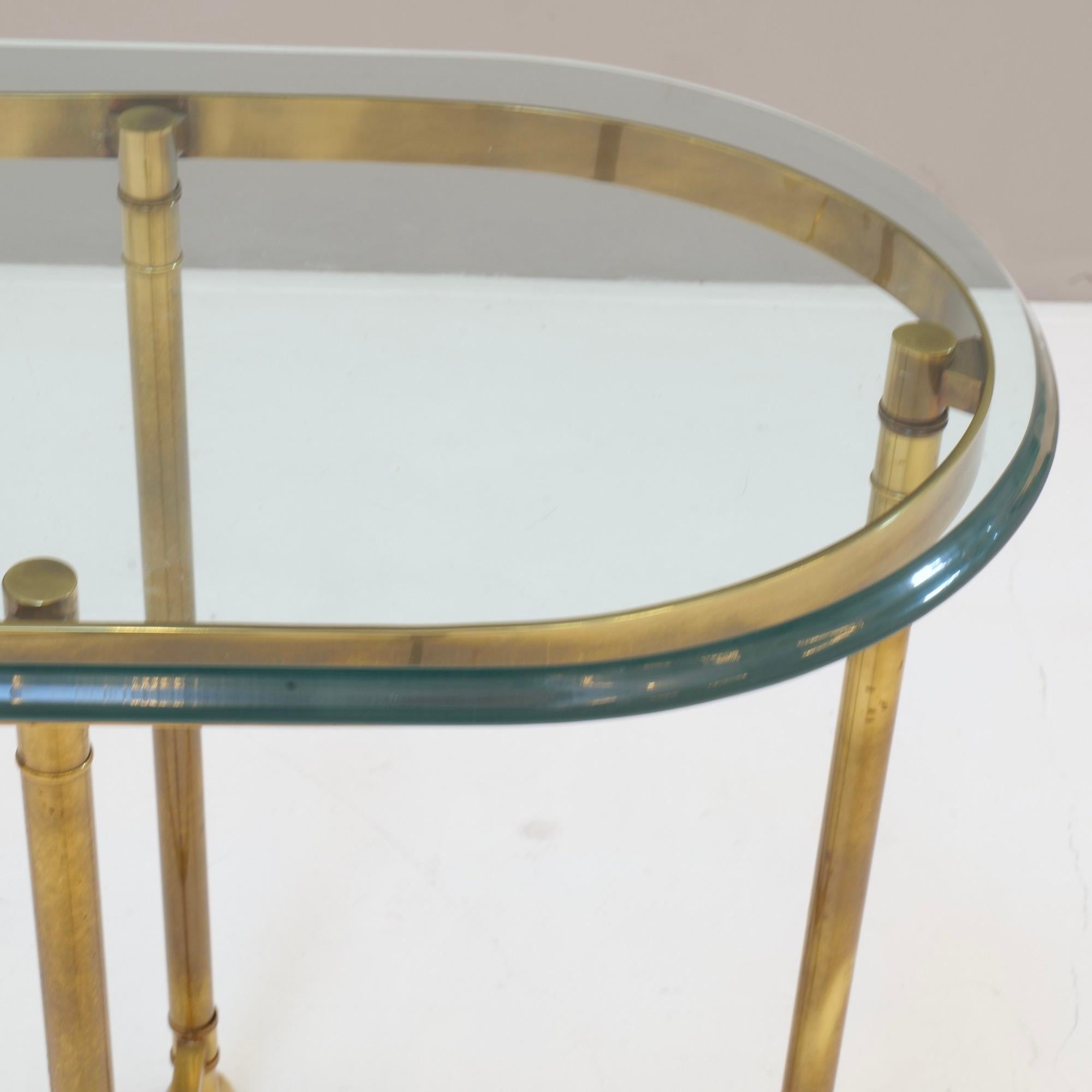Fin du 20e siècle Table console en laiton avec verre profilé et sabots en laiton La Barge en vente