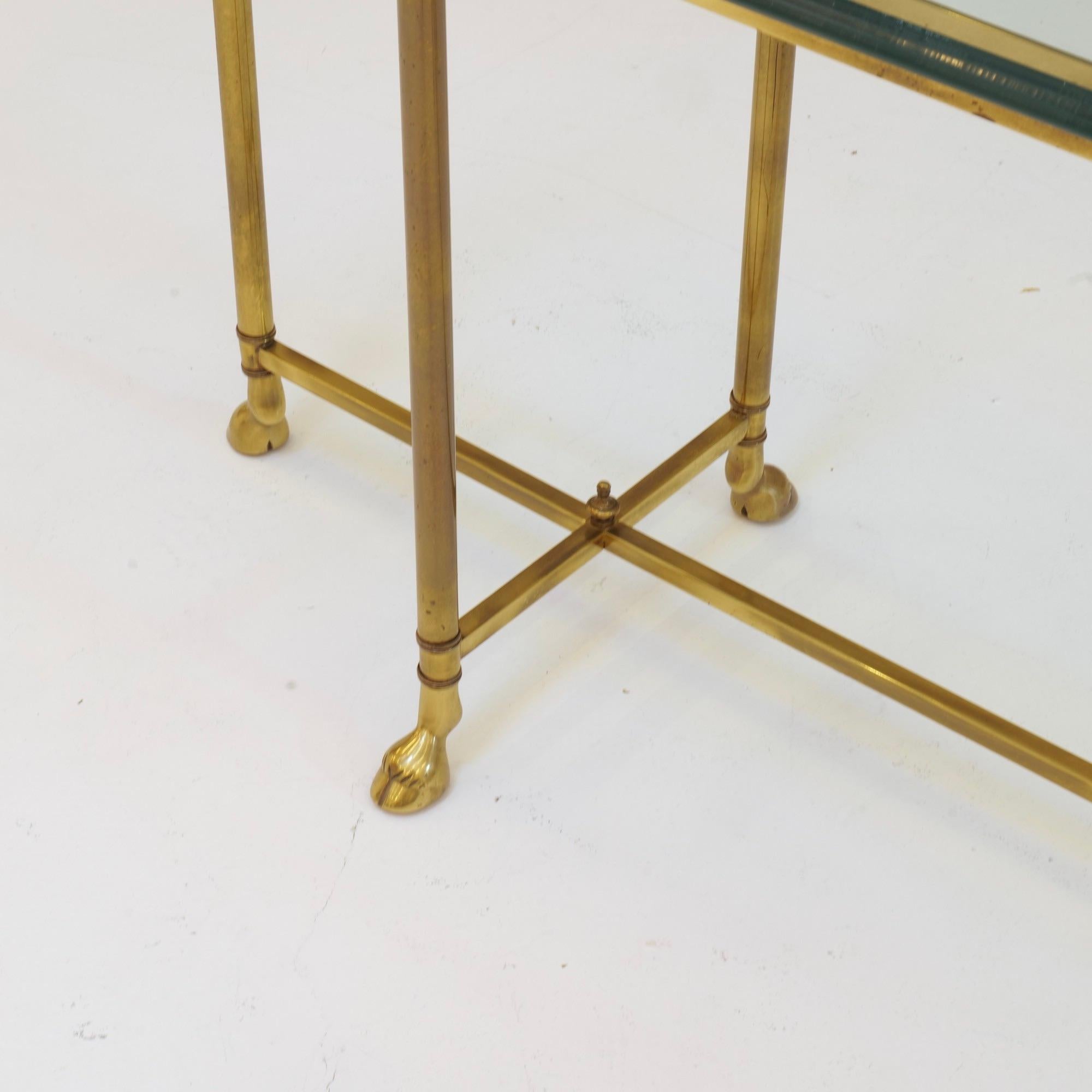 Laiton Table console en laiton avec verre profilé et sabots en laiton La Barge en vente