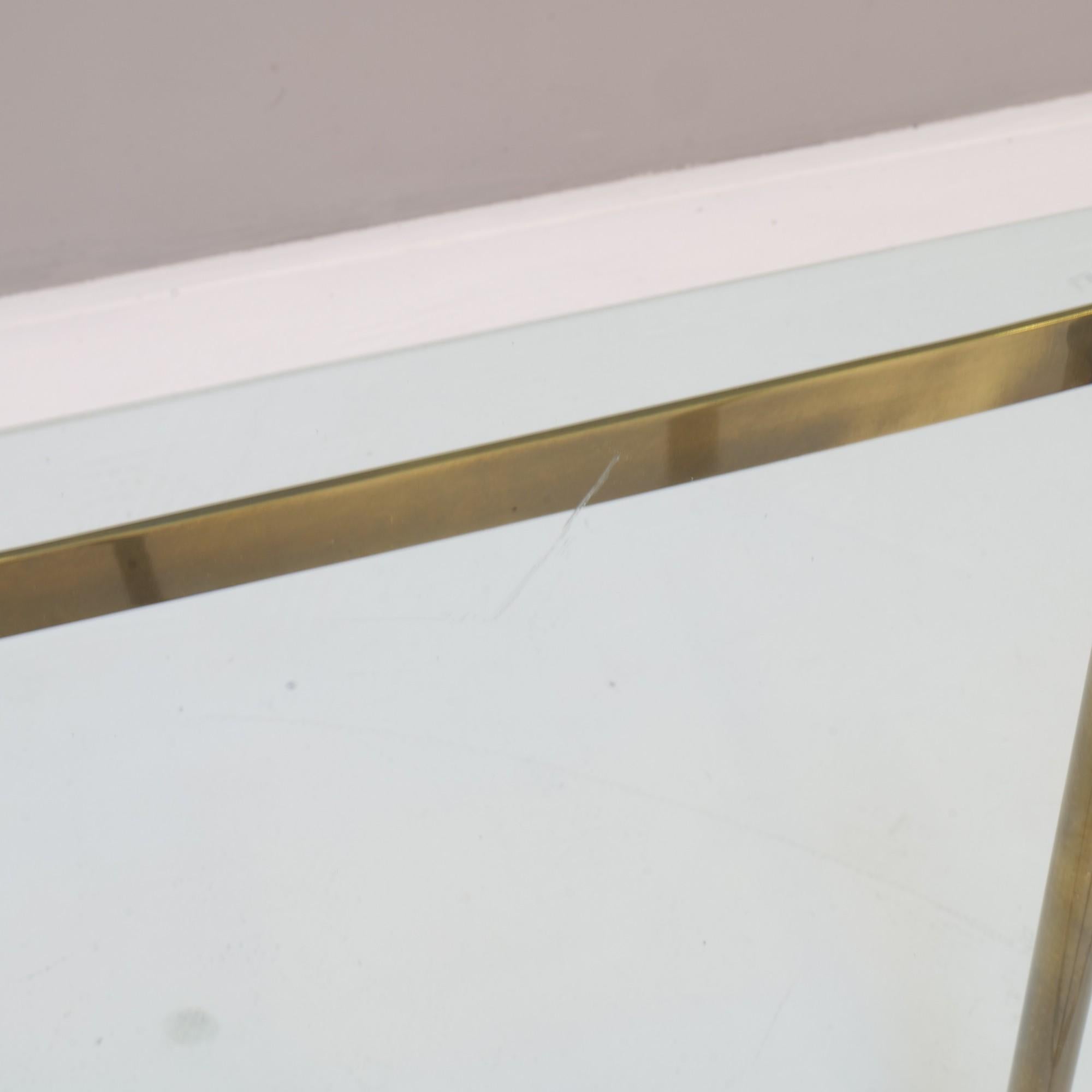 Table console en laiton avec verre profilé et sabots en laiton La Barge en vente 1