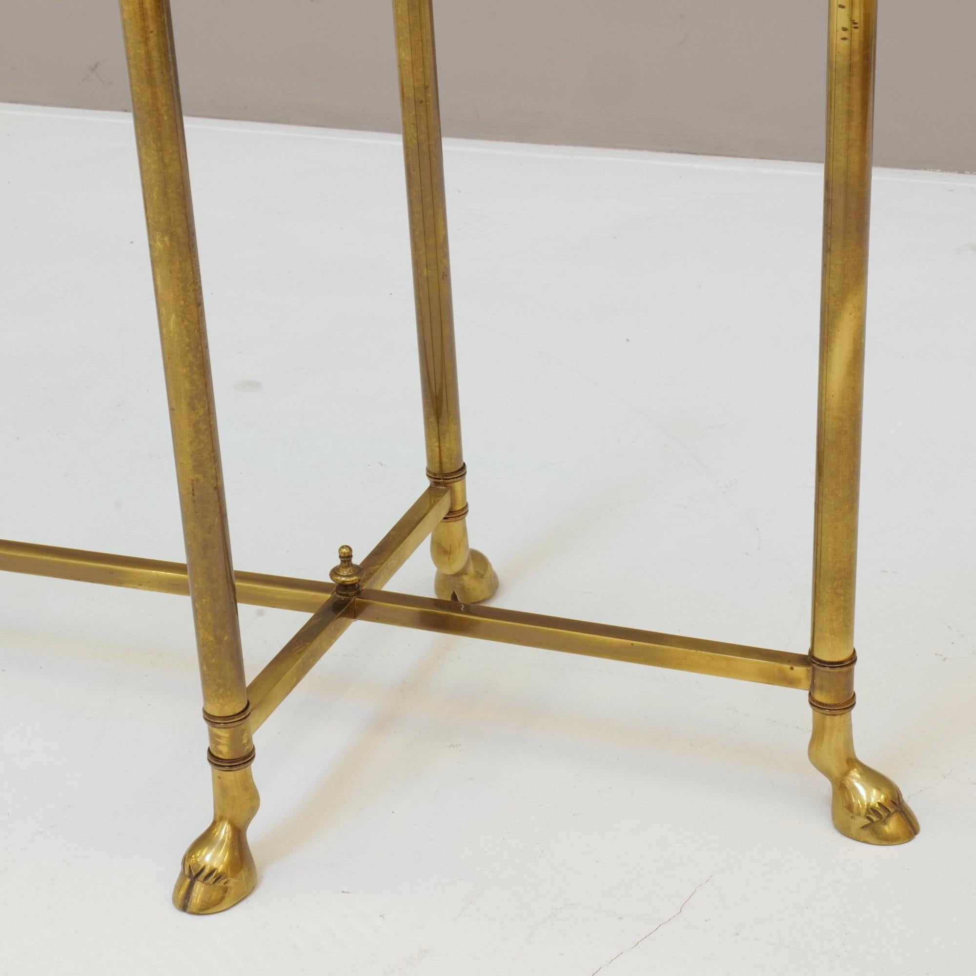 Table console en laiton avec verre profilé et sabots en laiton La Barge en vente 2