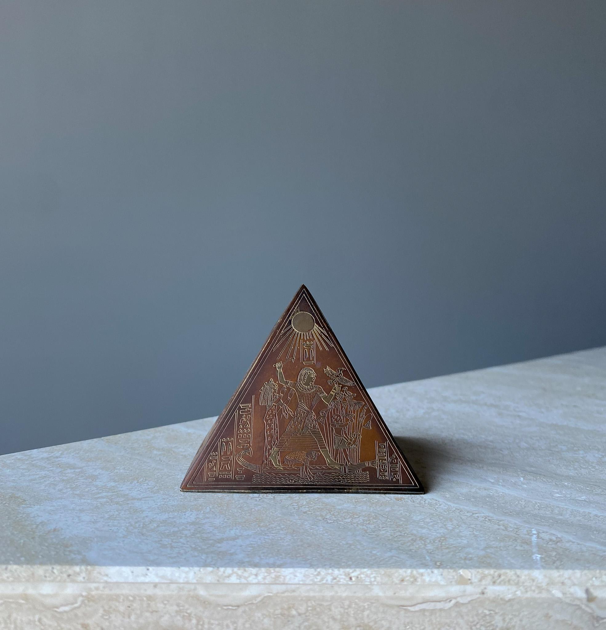 Presse-papiers sculptural pyramide de style néo-égyptien en laiton et cuivre, années 1960  en vente 2