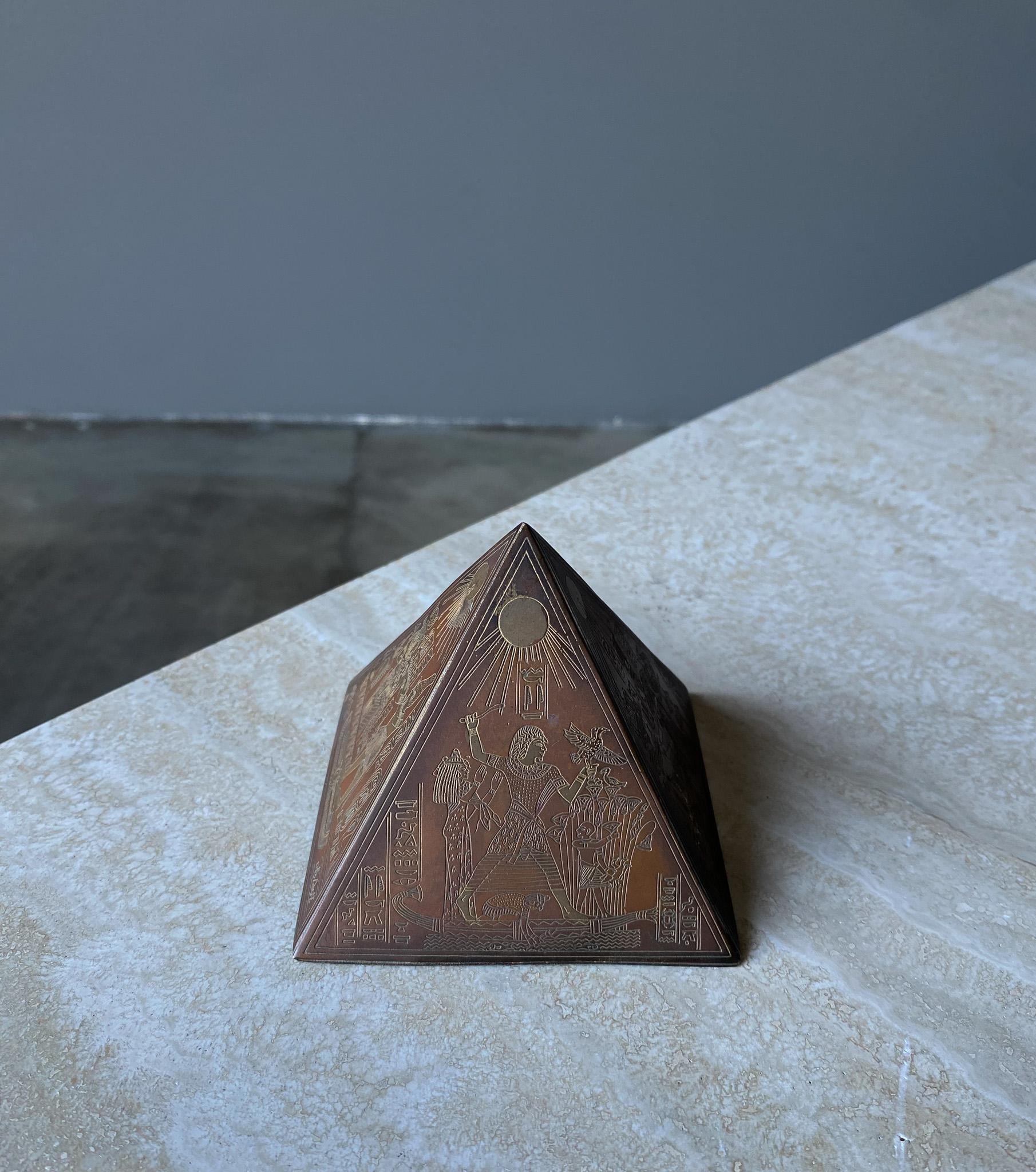 Presse-papiers sculptural pyramide de style néo-égyptien en laiton et cuivre, années 1960  en vente 3