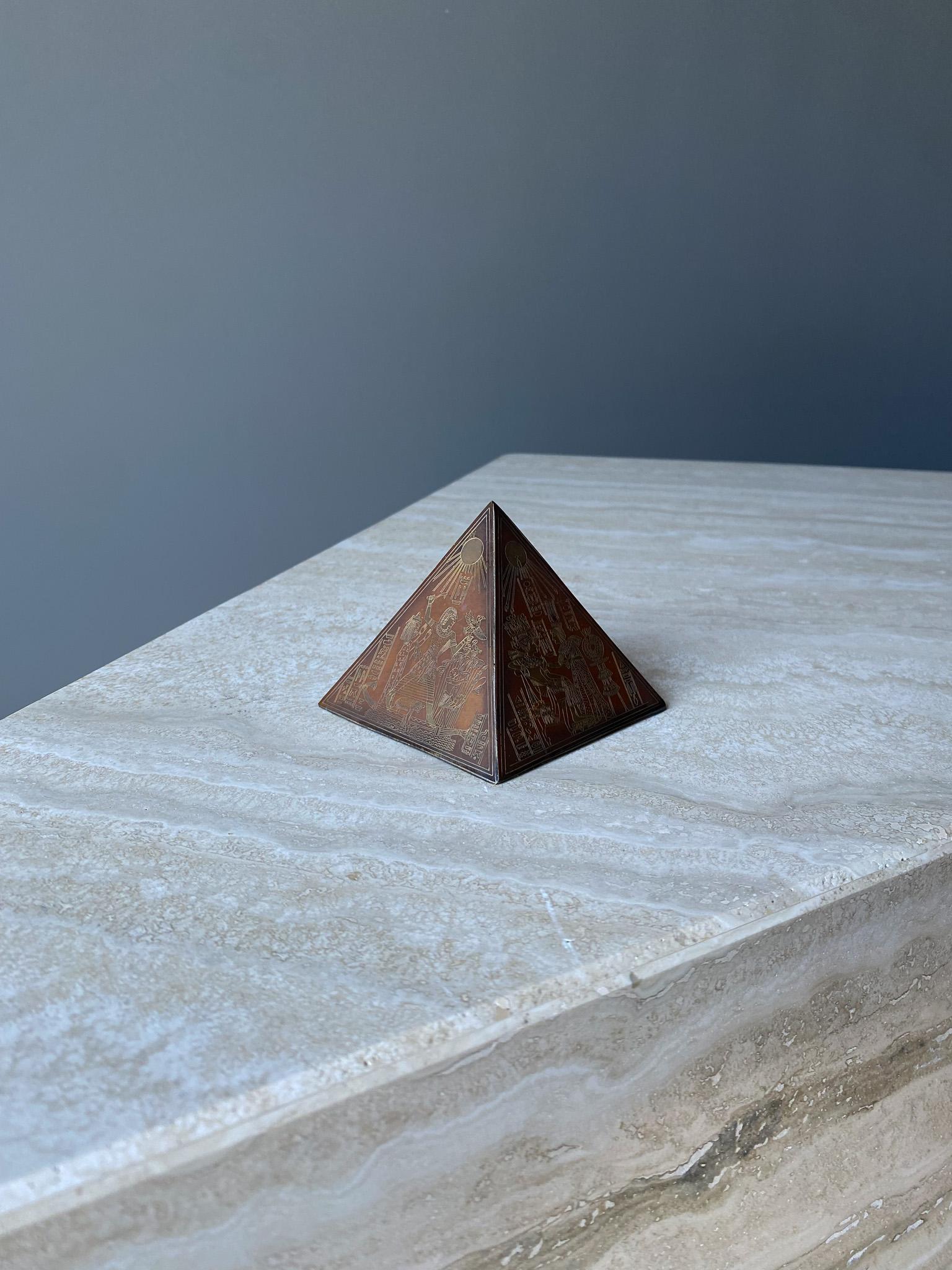 Presse-papiers sculptural pyramide de style néo-égyptien en laiton et cuivre, années 1960  en vente 4