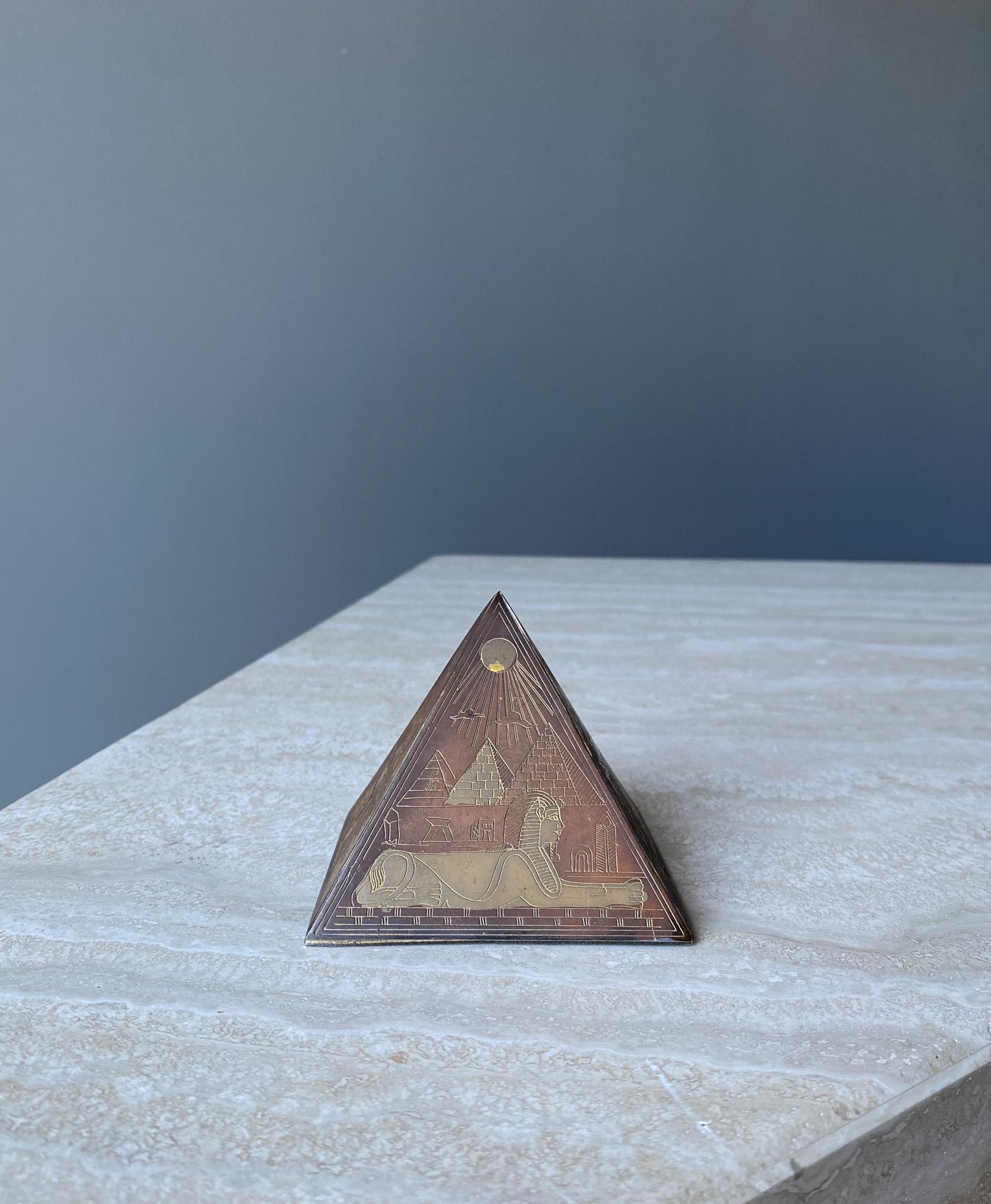 Presse-papiers sculptural pyramide de style néo-égyptien en laiton et cuivre, années 1960  en vente 6