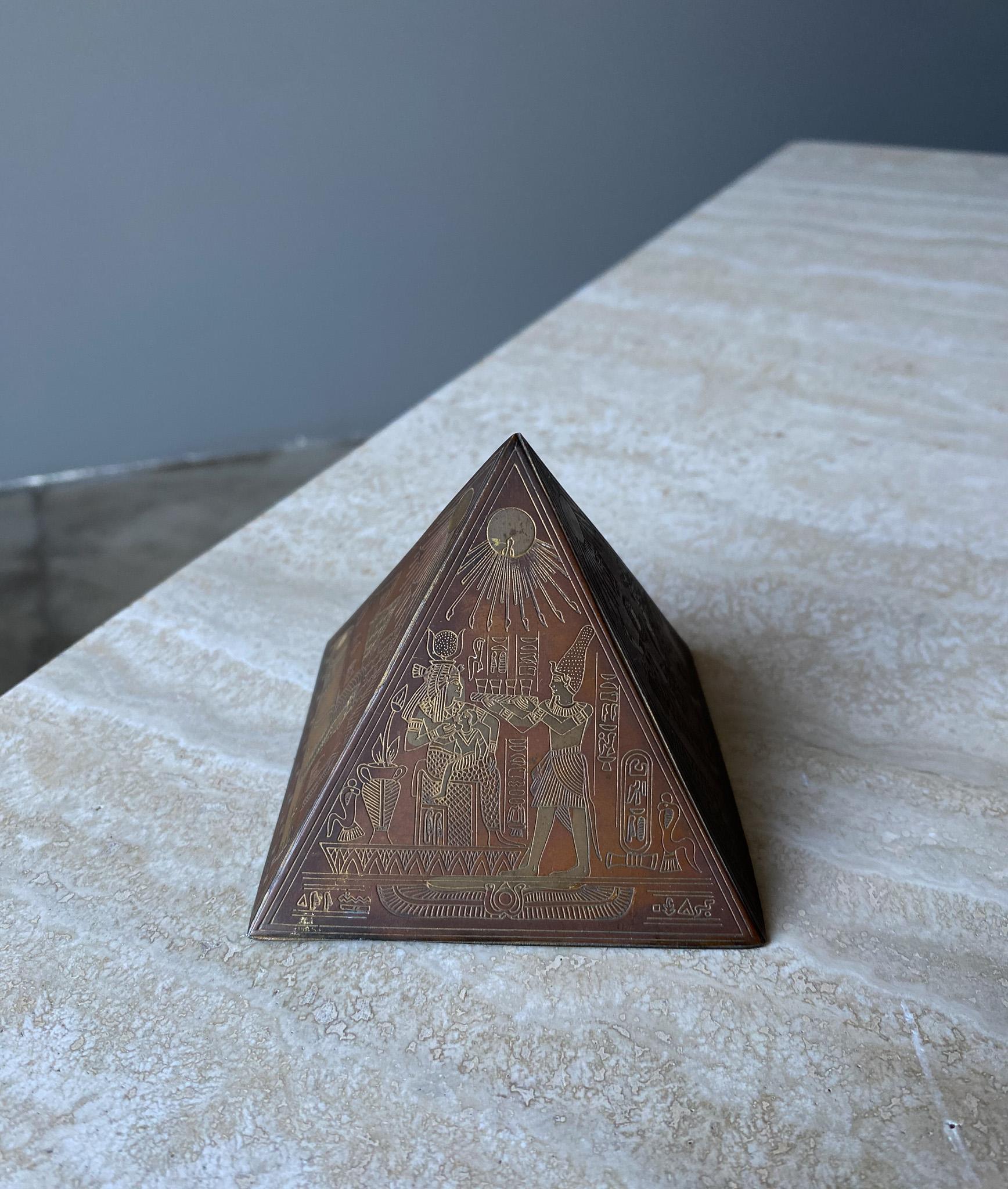 Presse-papiers sculptural pyramide de style néo-égyptien en laiton et cuivre, années 1960  en vente 7