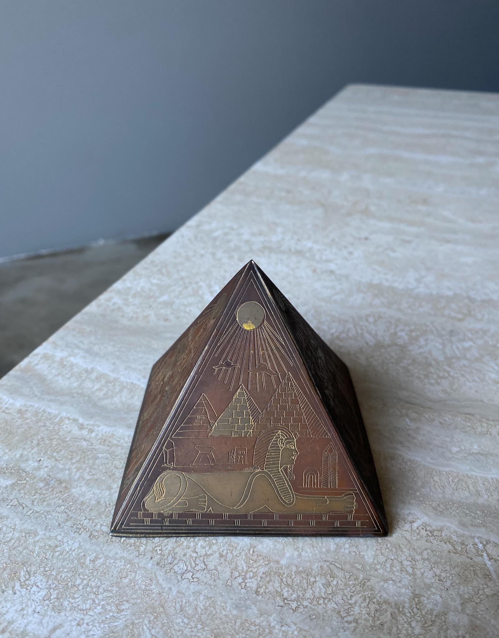 Presse-papier sculptural pyramide néo-égyptienne en laiton et cuivre, années 1960. 