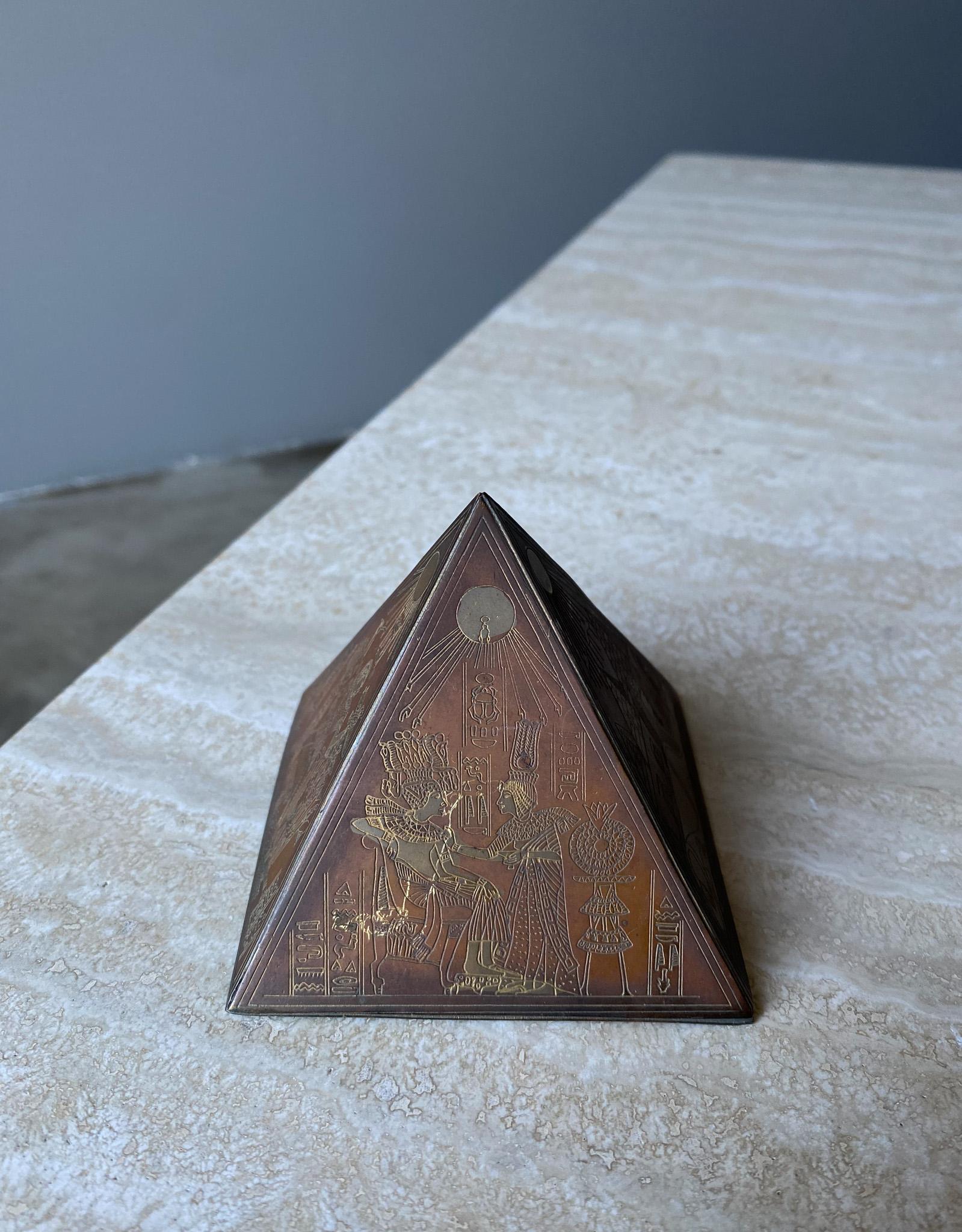 Mid-Century Modern Presse-papiers sculptural pyramide de style néo-égyptien en laiton et cuivre, années 1960  en vente