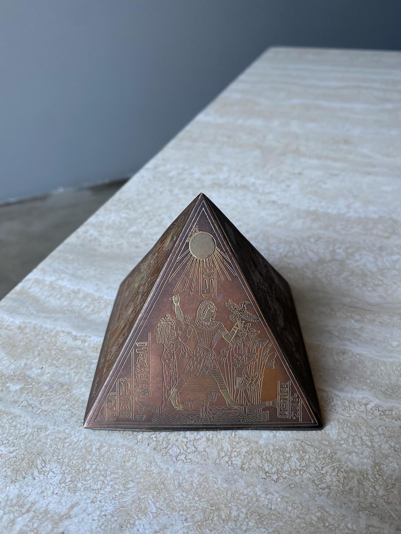 Inconnu Presse-papiers sculptural pyramide de style néo-égyptien en laiton et cuivre, années 1960  en vente