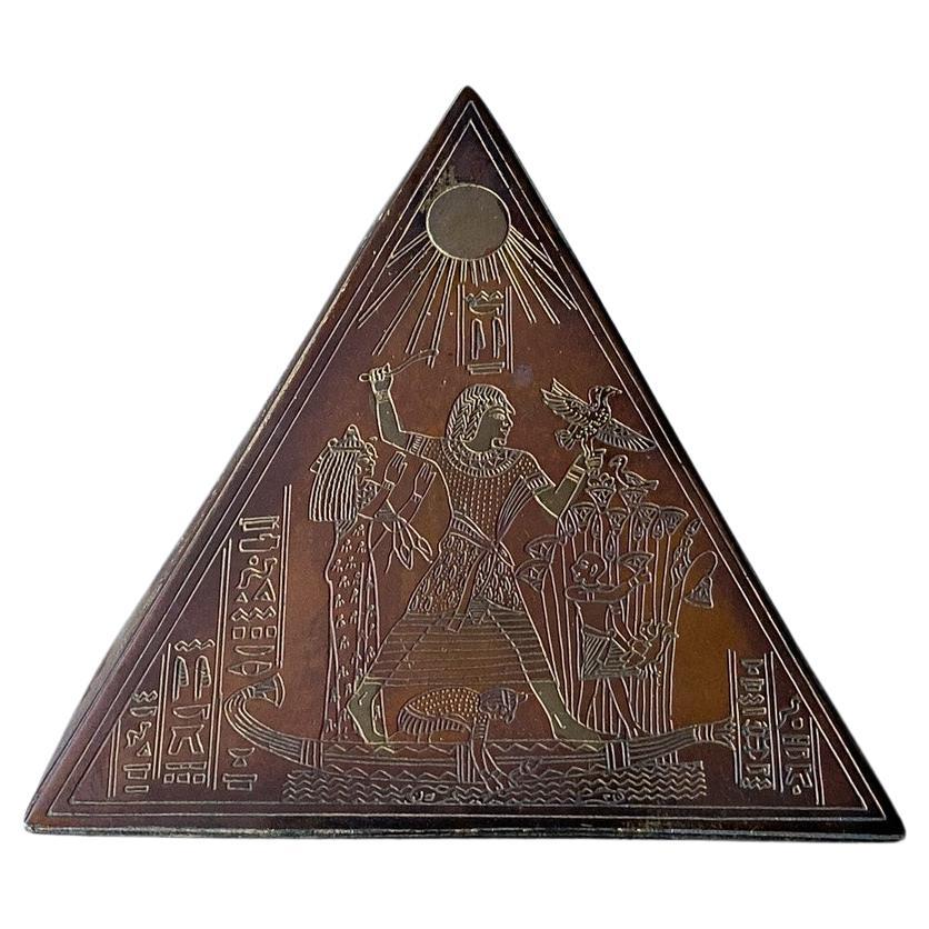Presse-papiers sculptural pyramide de style néo-égyptien en laiton et cuivre, années 1960  en vente