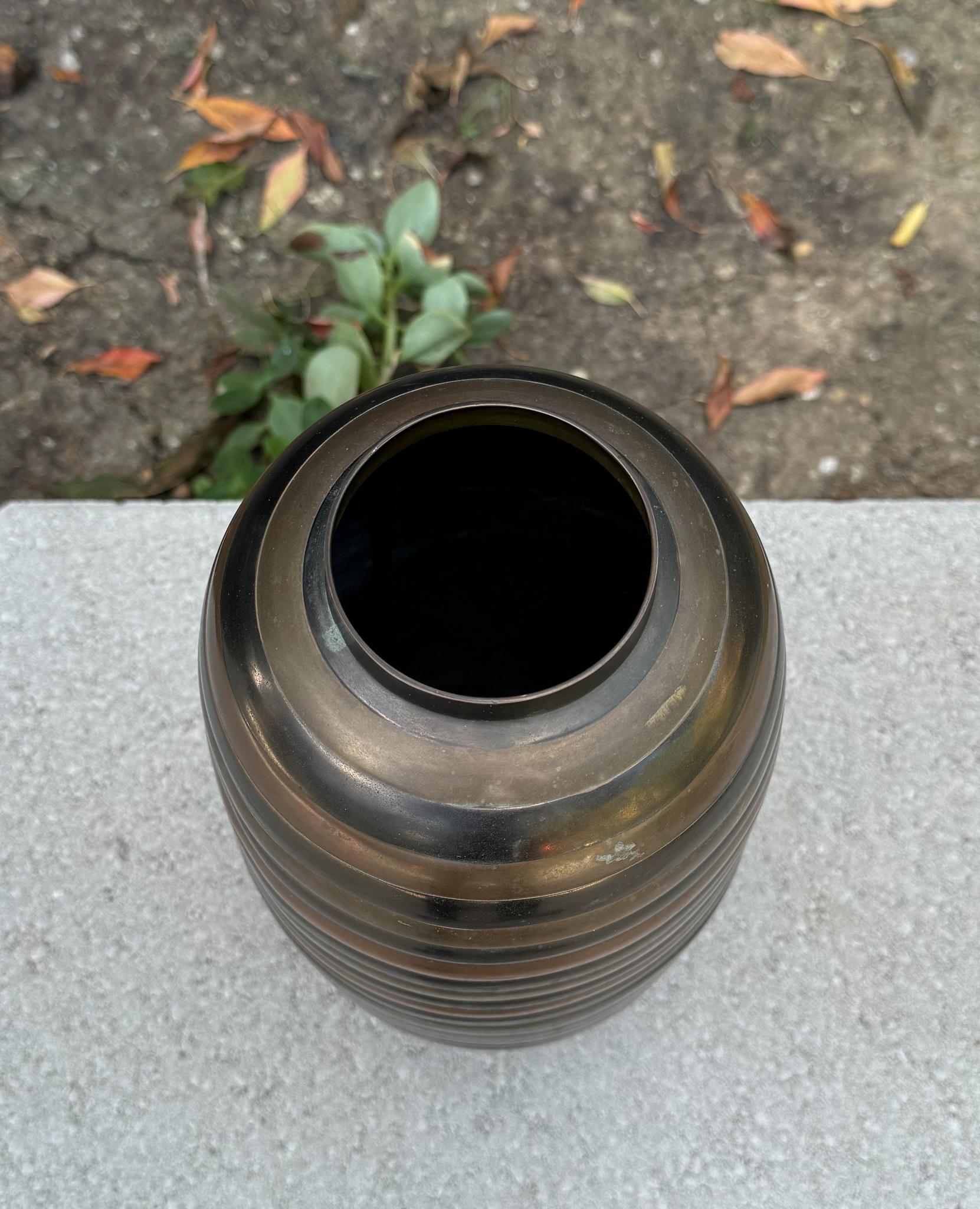 Vaso a strisce in ottone e rame, India c.1970 in vendita 3
