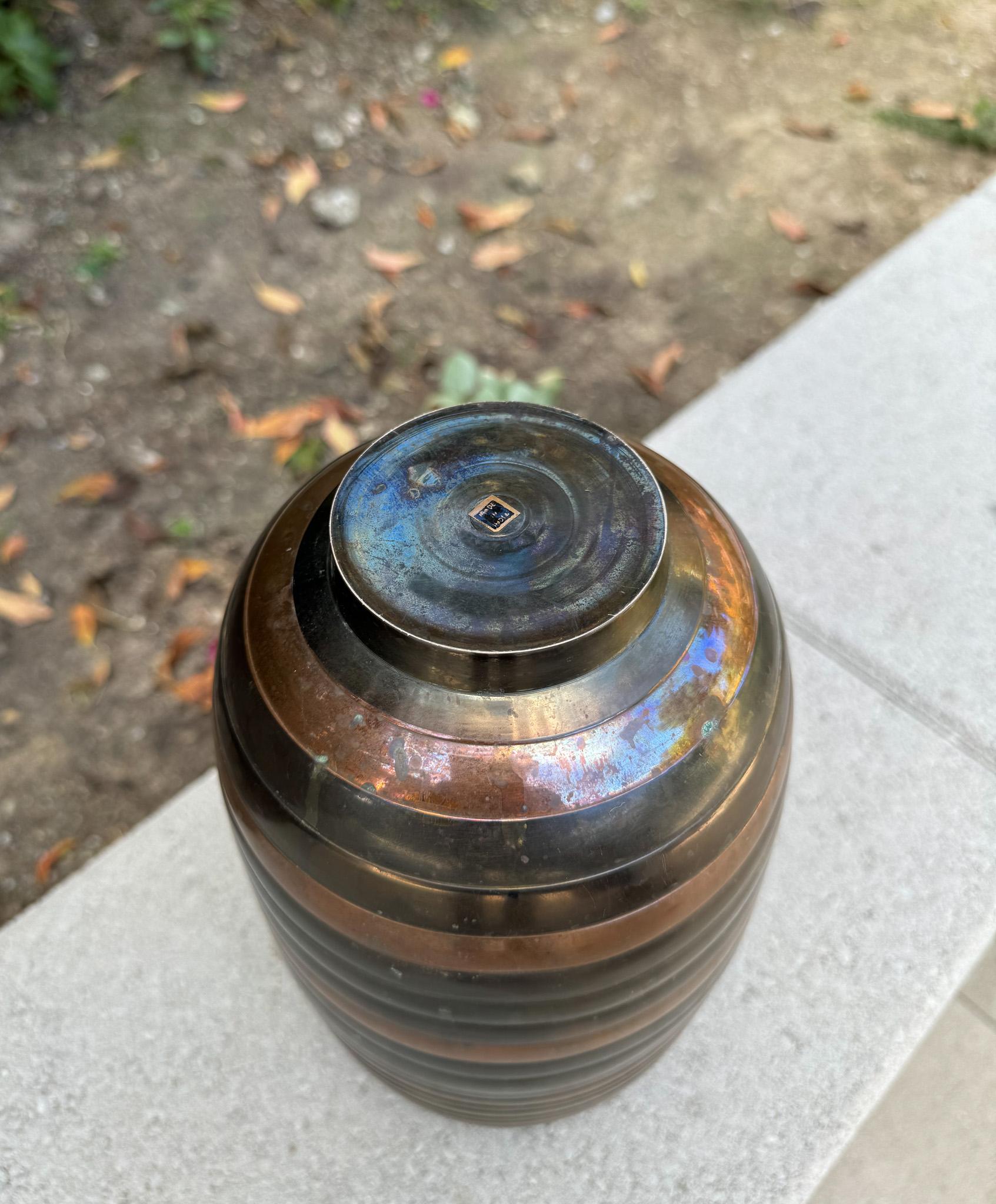 Vaso a strisce in ottone e rame, India c.1970 in vendita 4