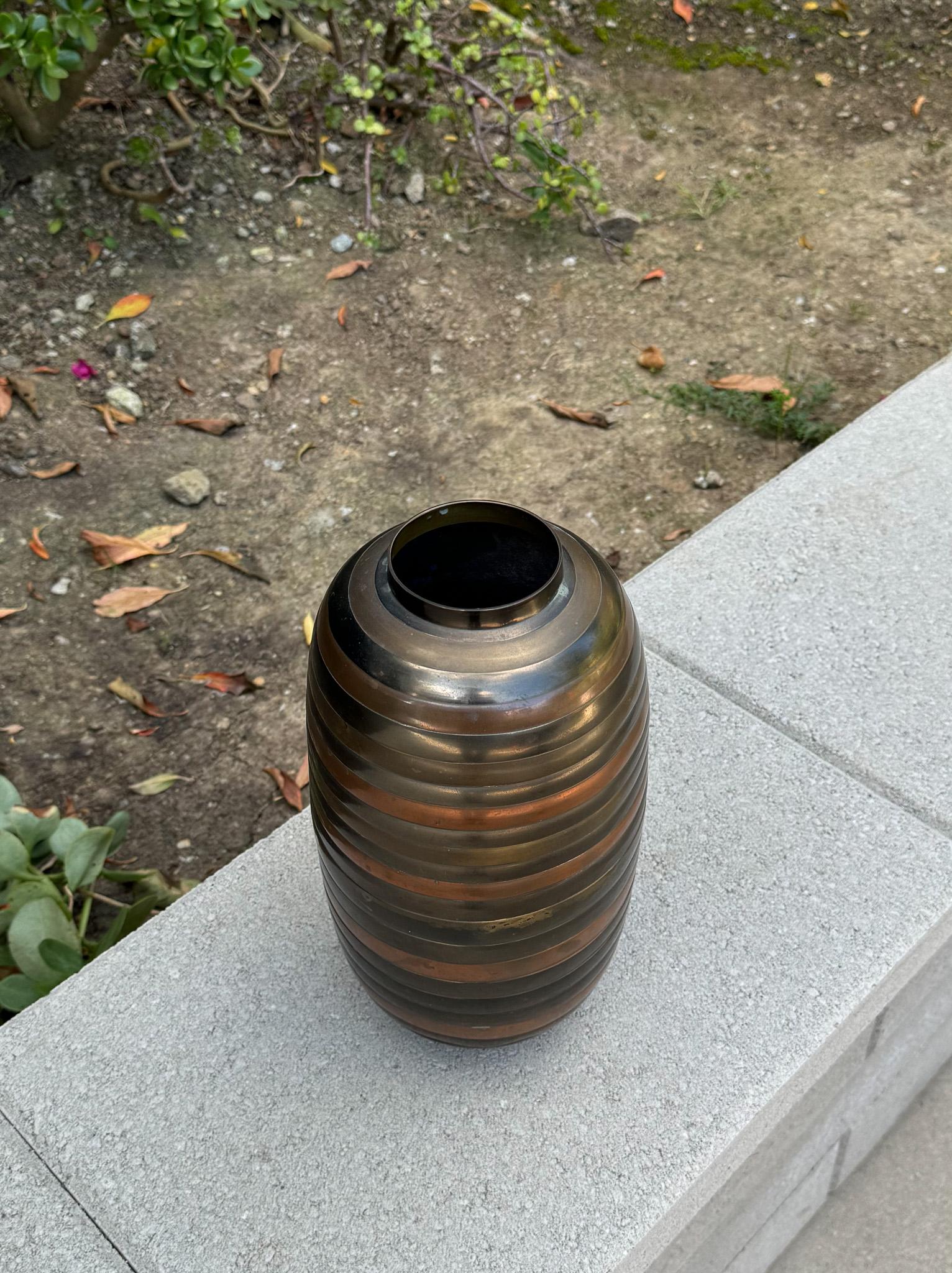 Vaso a strisce in ottone e rame, India c.1970 in vendita 5