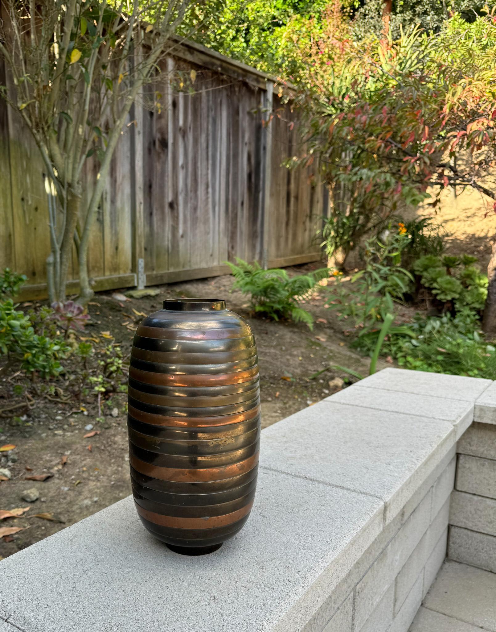 Vaso a strisce in ottone e rame, India c.1970 in vendita 7