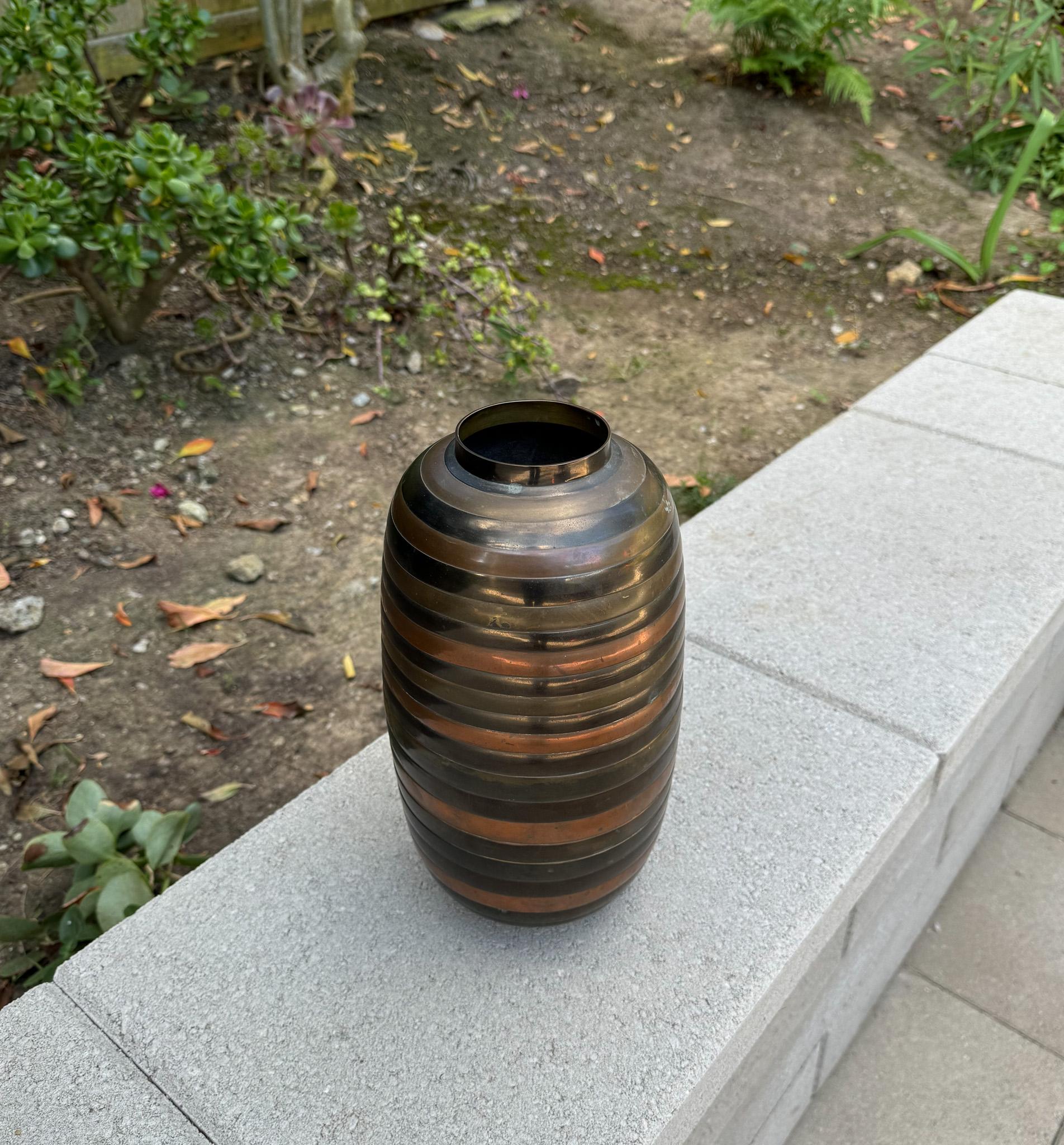 Vaso a strisce in ottone e rame, India, 1970 circa. 