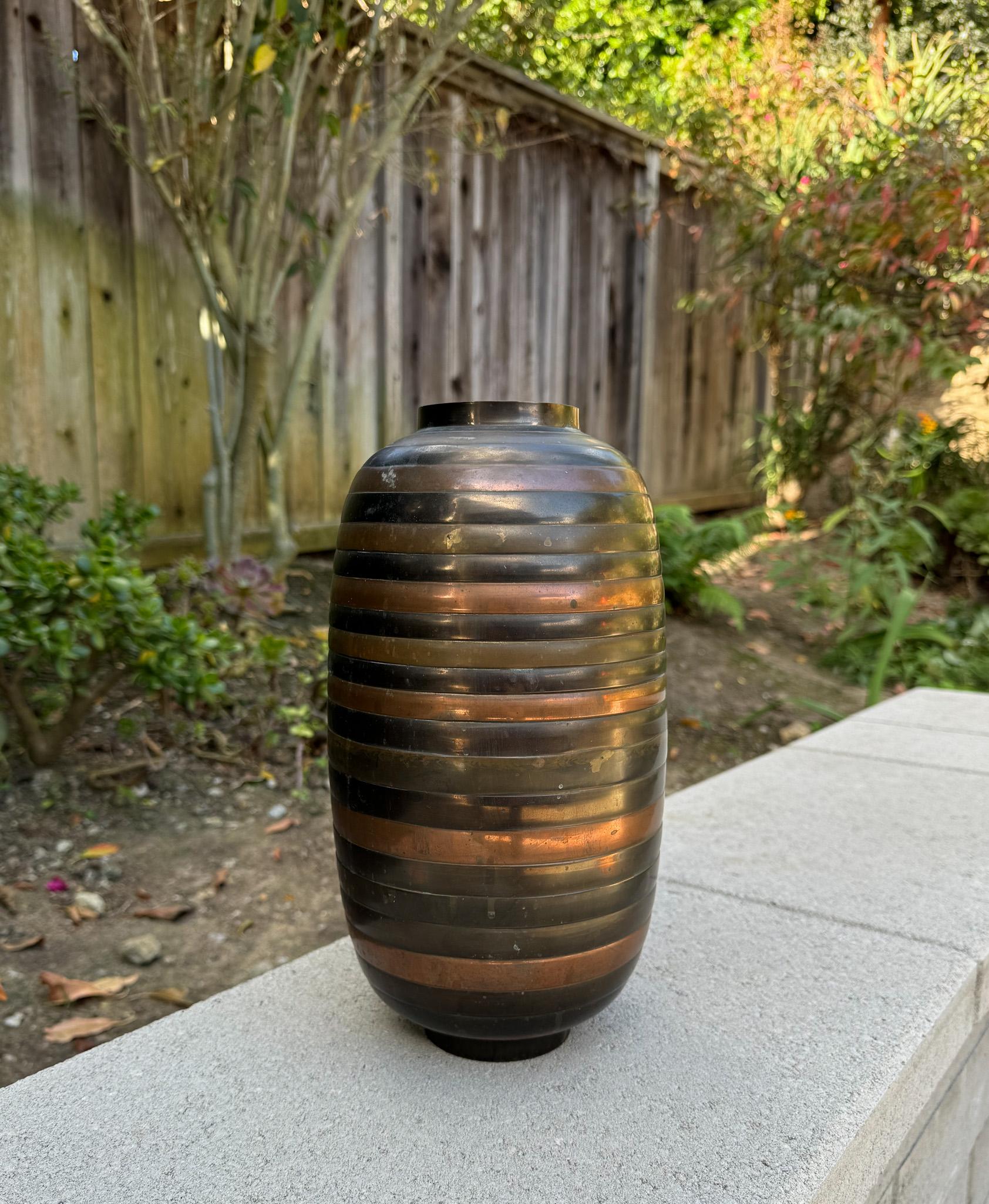 Mid-Century moderno Vaso a strisce in ottone e rame, India c.1970 in vendita