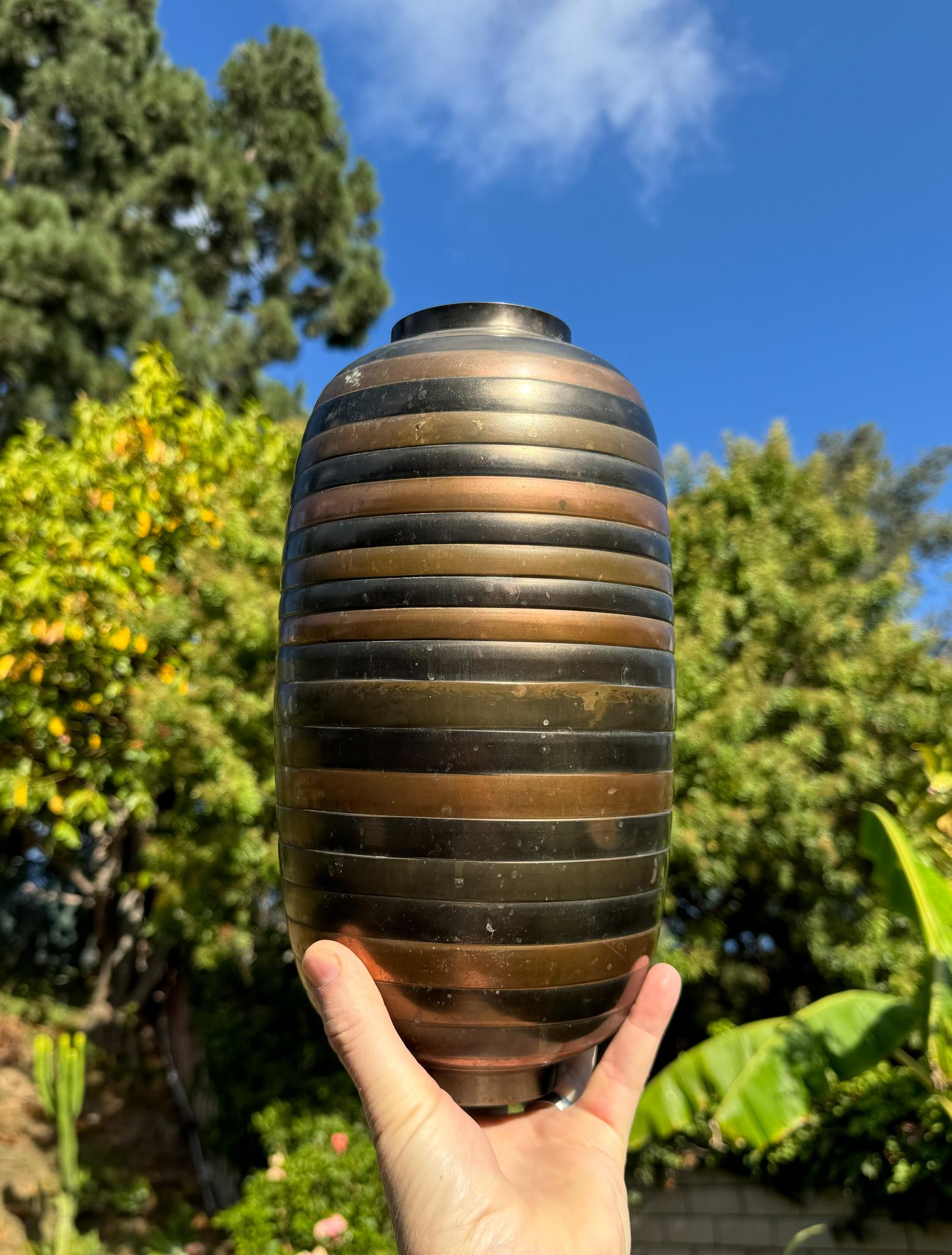Indiano Vaso a strisce in ottone e rame, India c.1970 in vendita