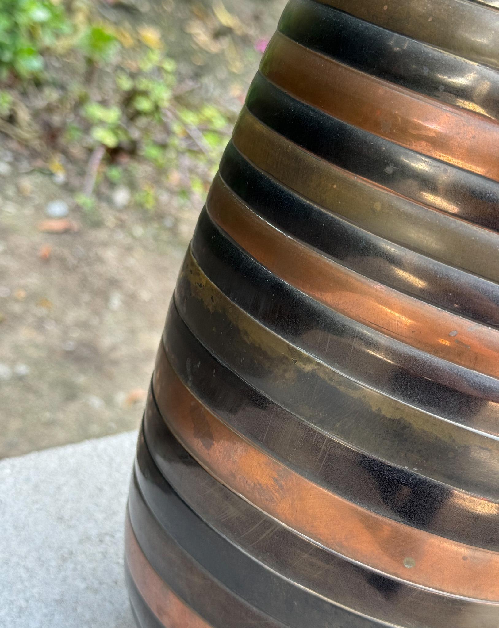 Vaso a strisce in ottone e rame, India c.1970 In condizioni buone in vendita a San Juan Capistrano, CA