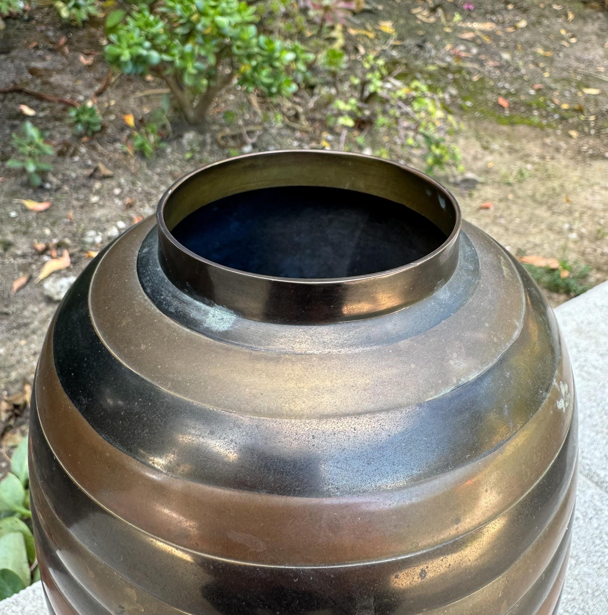 XX secolo Vaso a strisce in ottone e rame, India c.1970 in vendita