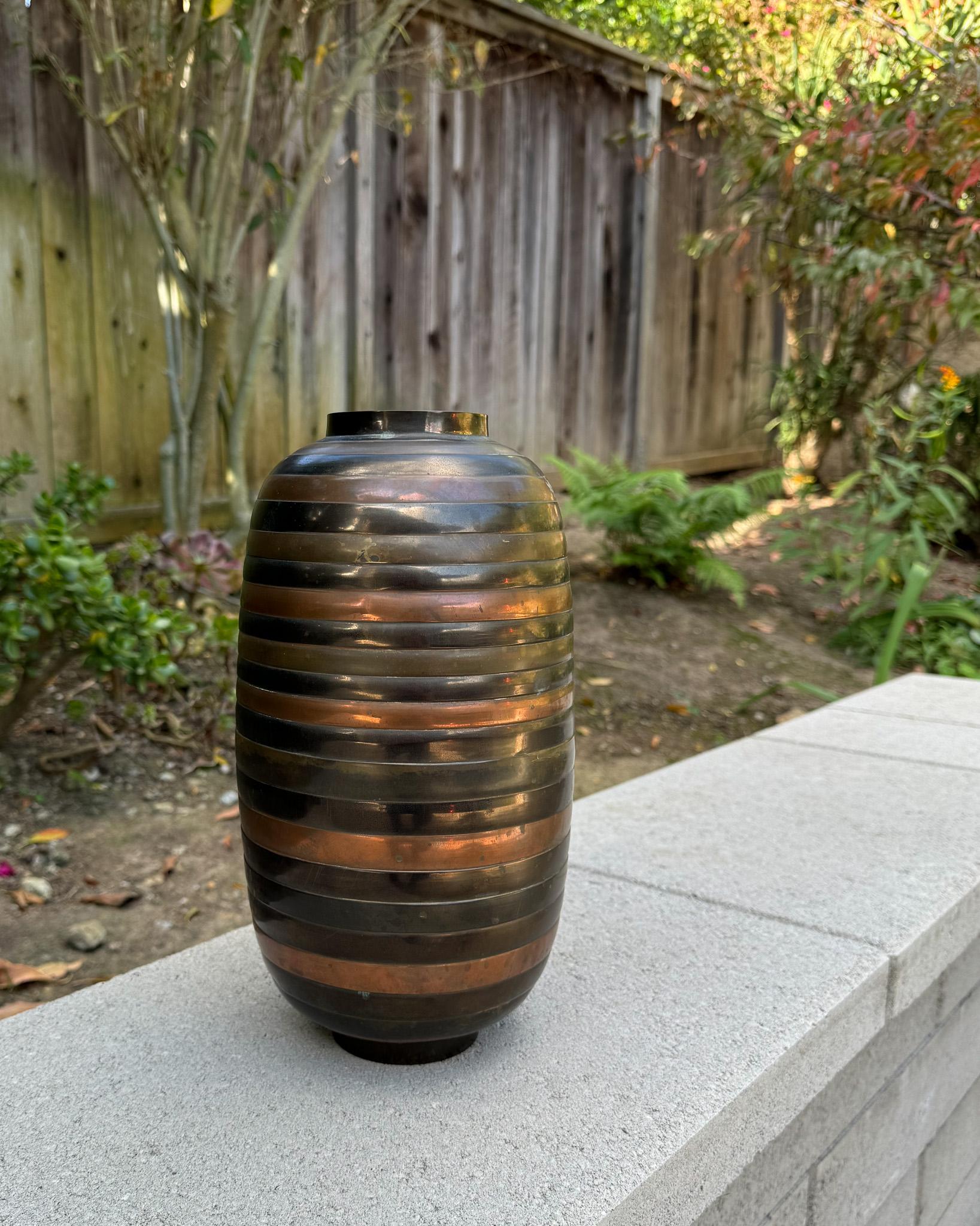 Metallo Vaso a strisce in ottone e rame, India c.1970 in vendita
