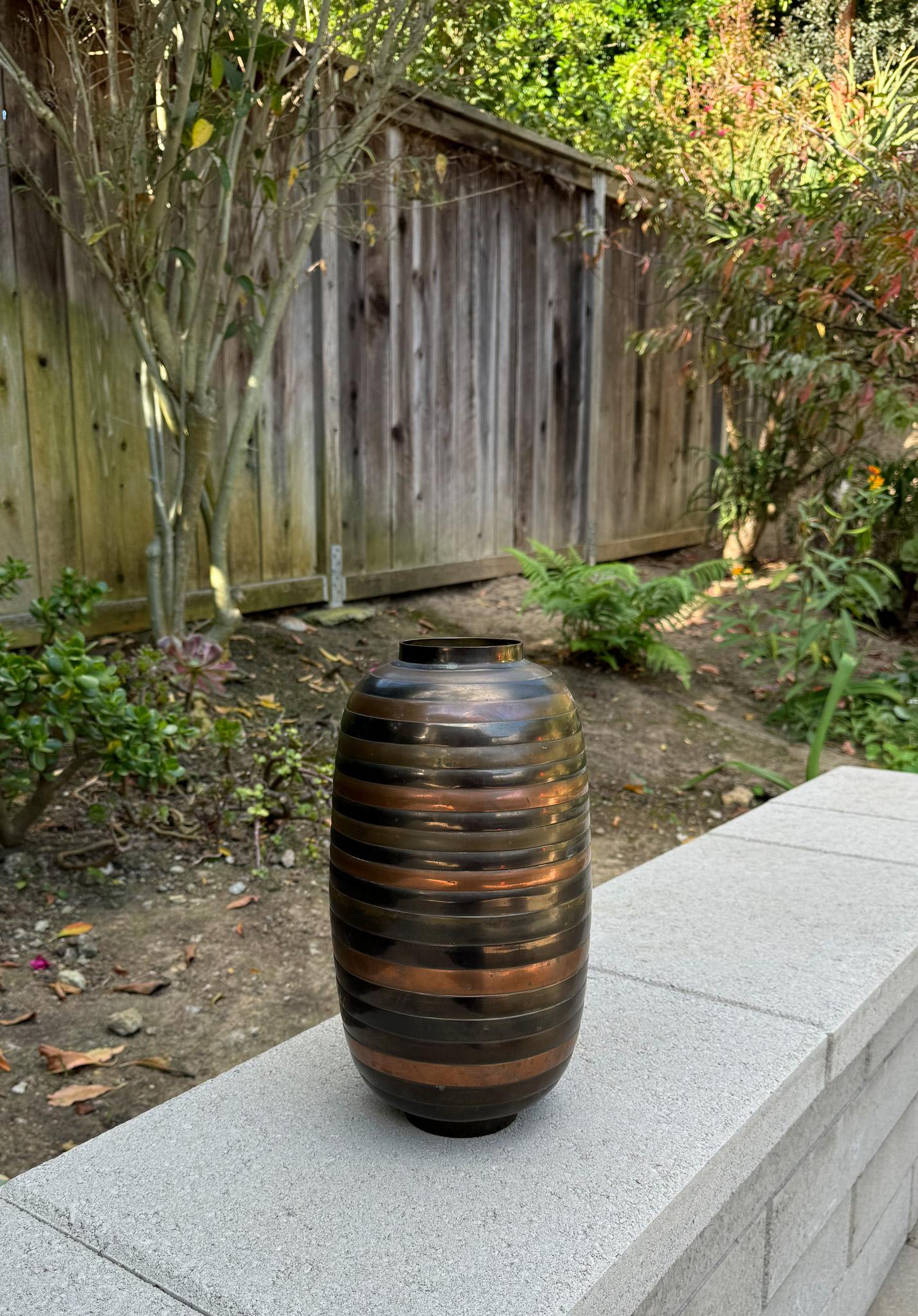 Vaso a strisce in ottone e rame, India c.1970 in vendita 1