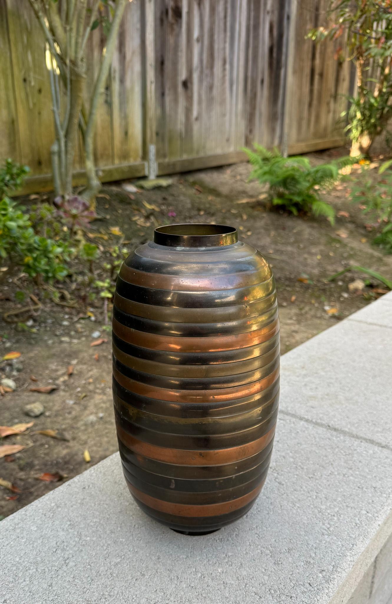 Vaso a strisce in ottone e rame, India c.1970 in vendita 2