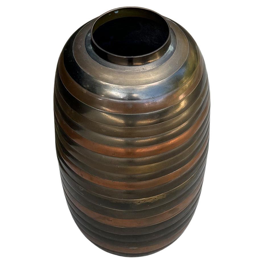 Vaso a strisce in ottone e rame, India c.1970 in vendita